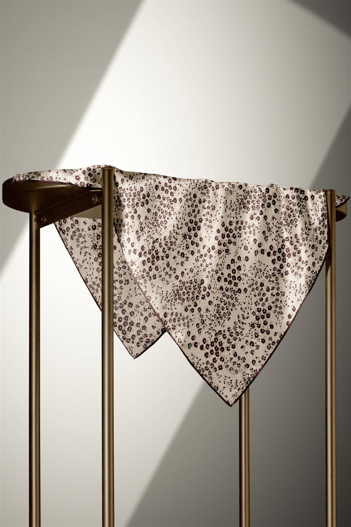 %100 Twill İpek Çıtır Çiçek Desenli Bej - Kahverengi Renkli 90x90 Eşarp Dikim Şekli : El Dikişi