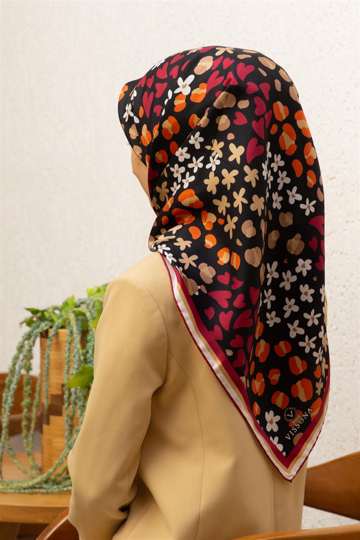 %100 Twill İpek Kalpli Leopar Desenli Siyah - Bordo Renkli 90x90 Eşarp Dikim Şekli : El Dikişi