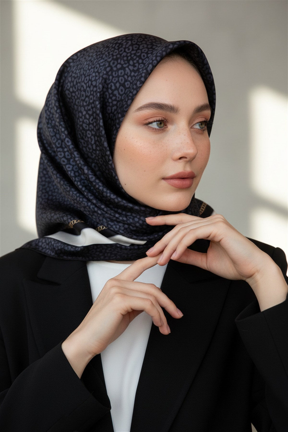 %100 Twill İpek Leopar Desenli Siyah Renkli 90x90 Eşarp Dikim Şekli : El Dikişi