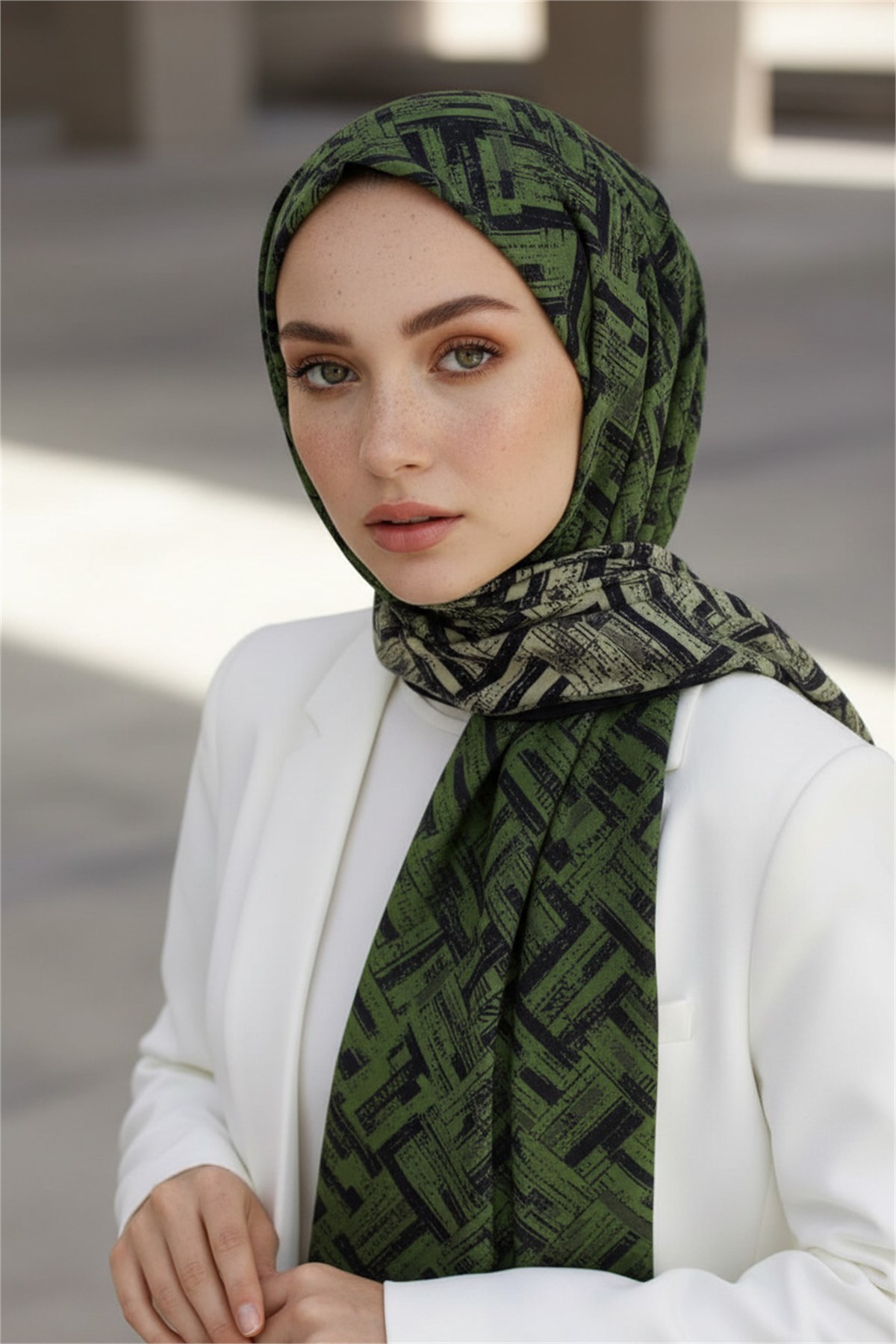 KREP DEGRADELİ ÇİZGİ DESENLİ ZÜMRÜT YEŞİLİ RENKLİ 75X195 KIRIŞMAZ ŞAL