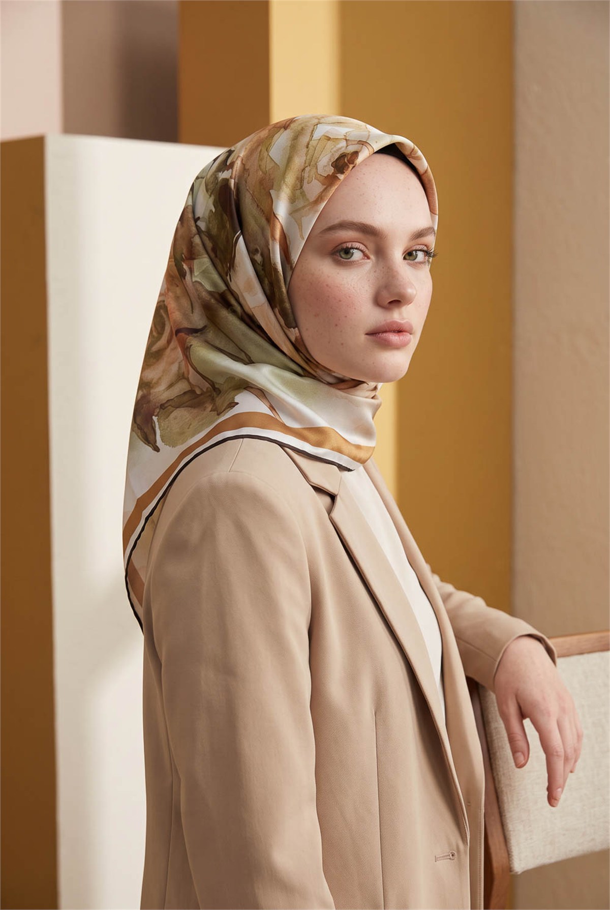 Rayon Çiçek Desenli Hardal Renkli 90x90 Eşarp (İpek İçermez) Kenar Dikiş Şekli El Dikişli