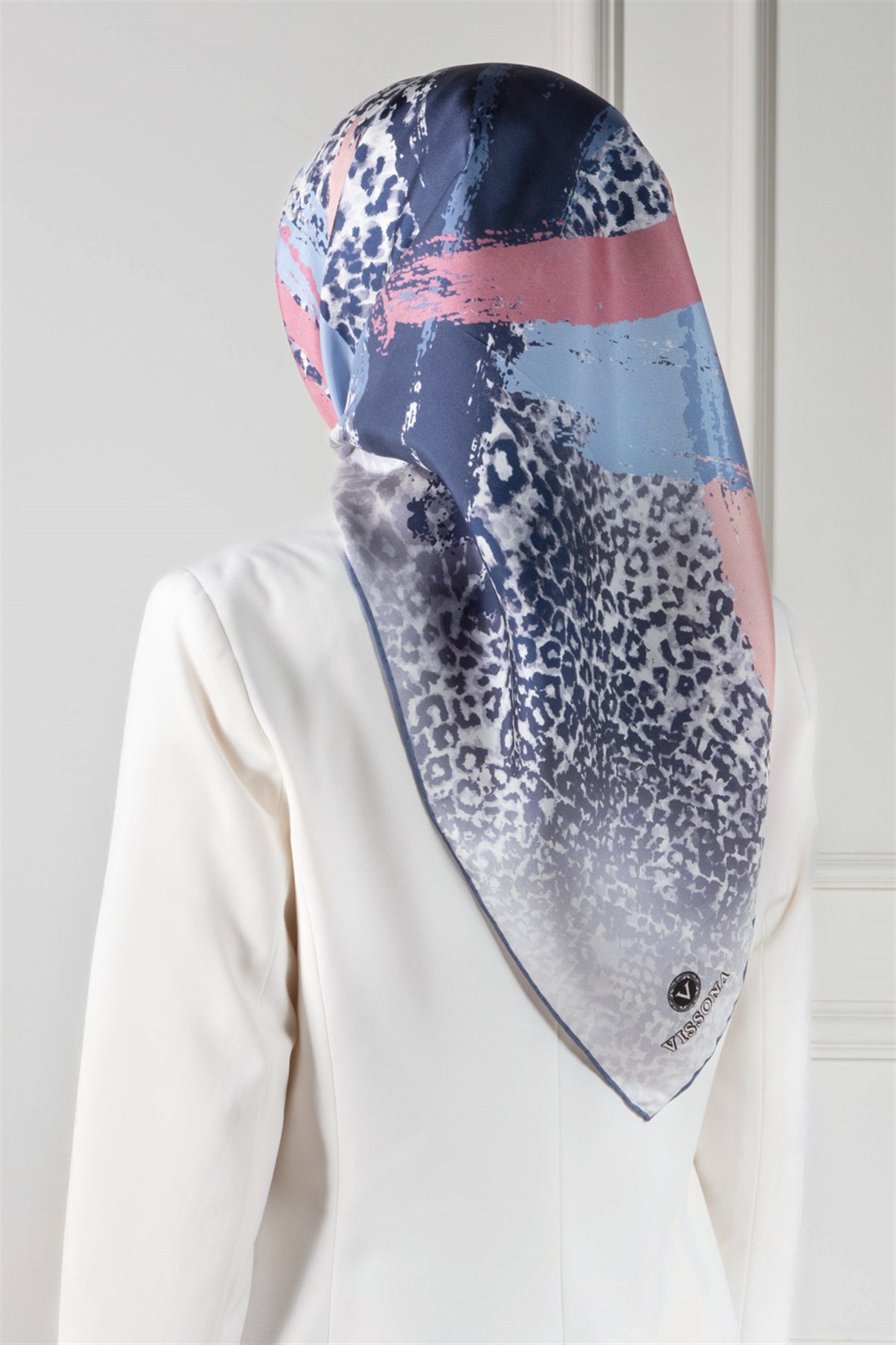 %100 Twill İpek Leopar ve Fırça Desenli İndigo Mavisi - Pudra Renkli 90x90 Eşarp Dikim Şekli : El Dikişi