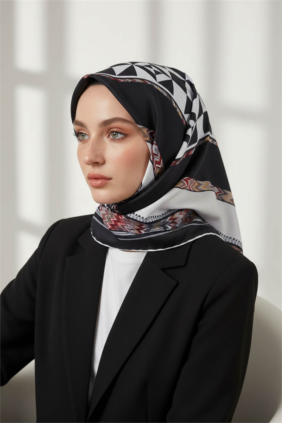 Kristal Geometrik Desenli Siyah - Krem Renkli 90x90 Dikim Şekli : El Dikişi Eşarp (İpek İçermez)