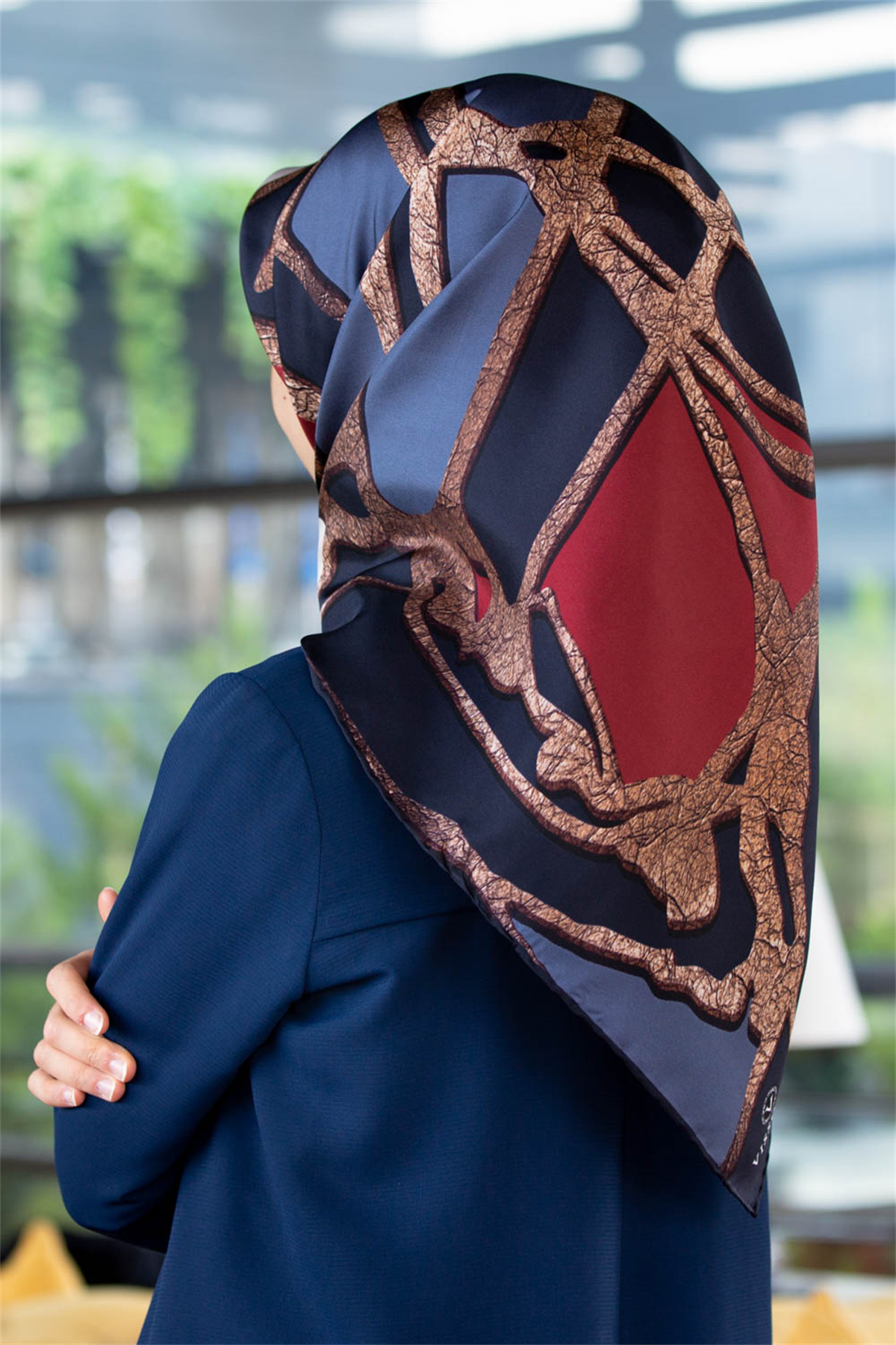 % 57 İPEK % 43 VİSKON Twill İpek Gold Efektli Geometrik Desenli Lacivert - Bordo Renkli 90x90 Eşarp Dikim Şekli : El Dikişi