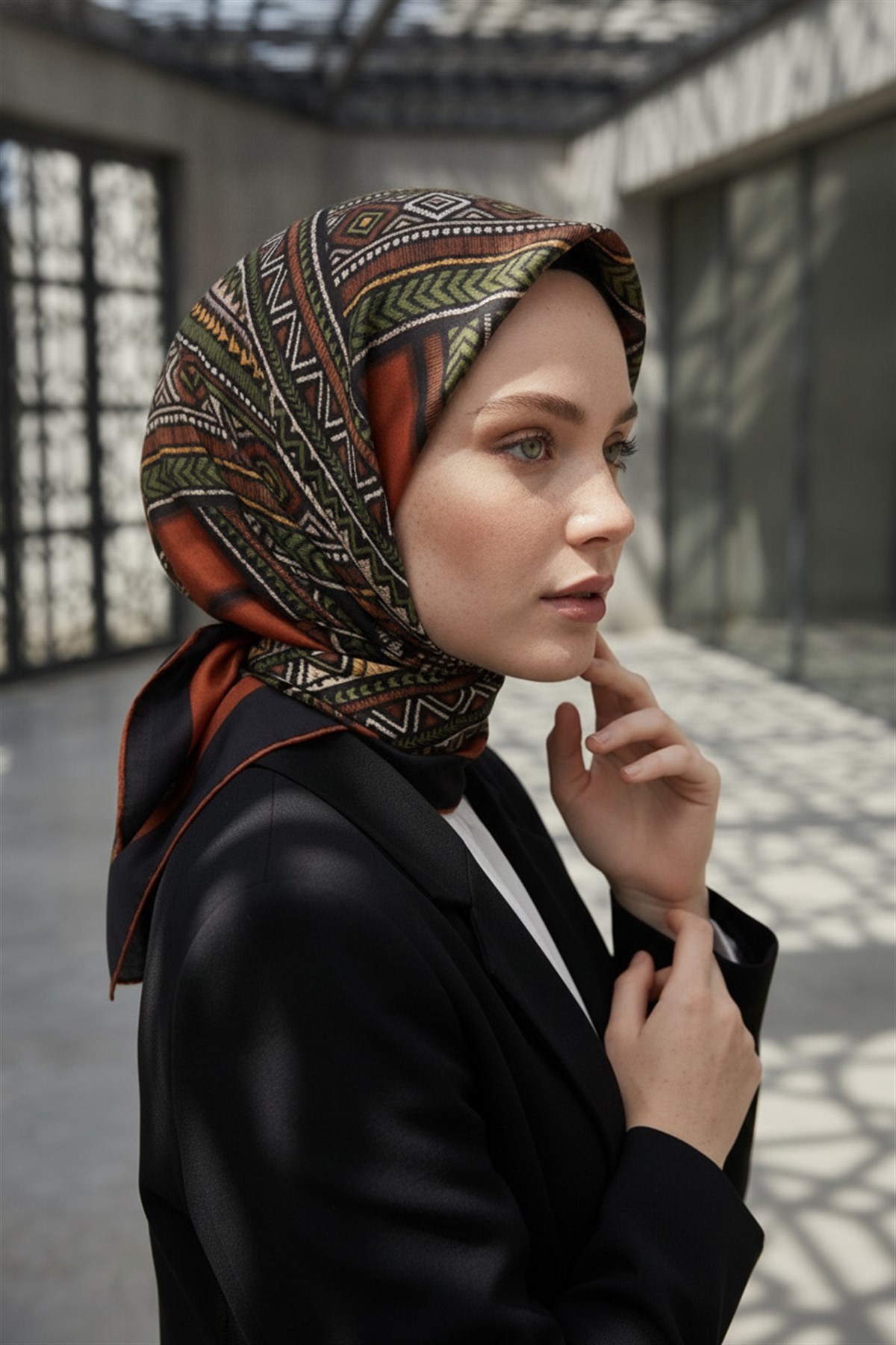 %100 Twill İpek Etnik Desenli Taba - Haki Renkli 90x90 Eşarp Dikim Şekli : El Dikişi