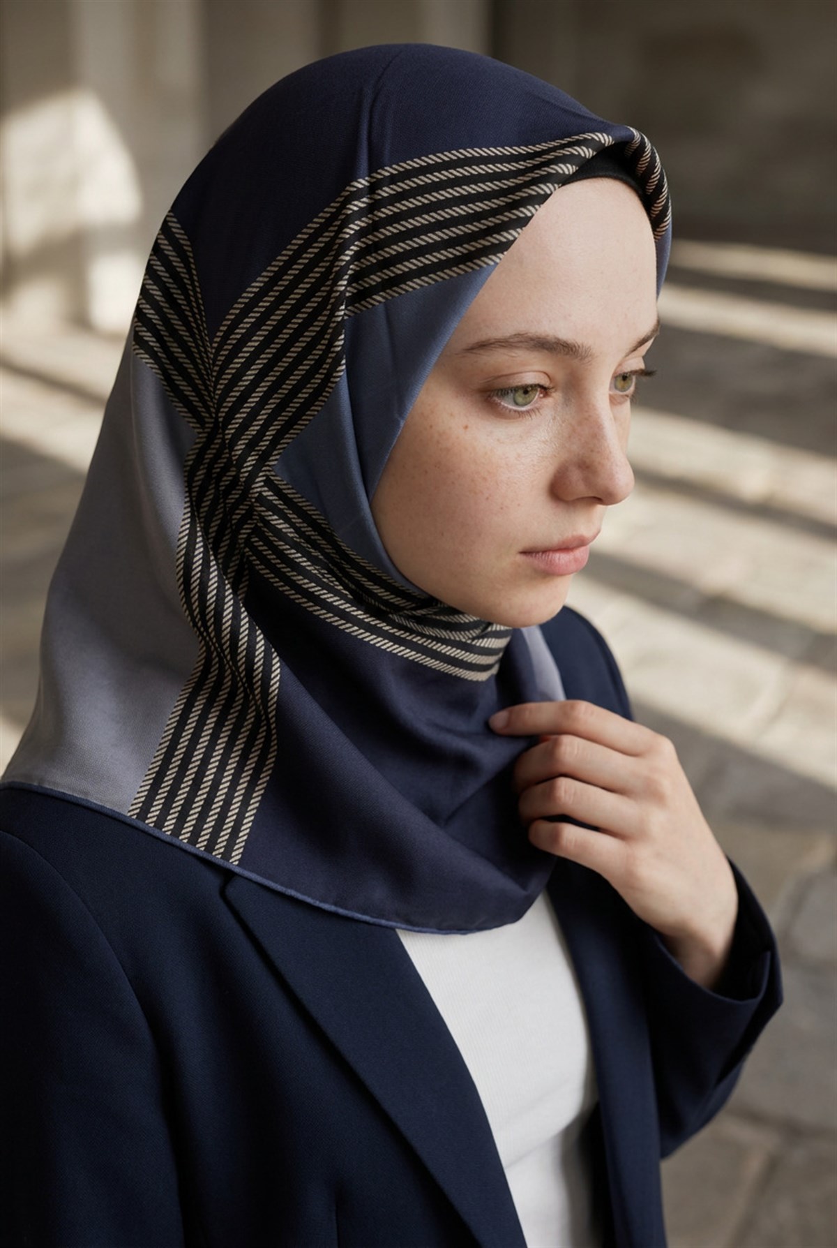 %100 Twill İpek Geometrik Desenli İndigo Renkli 90x90 Eşarp Dikim Şekli : El Dikişi