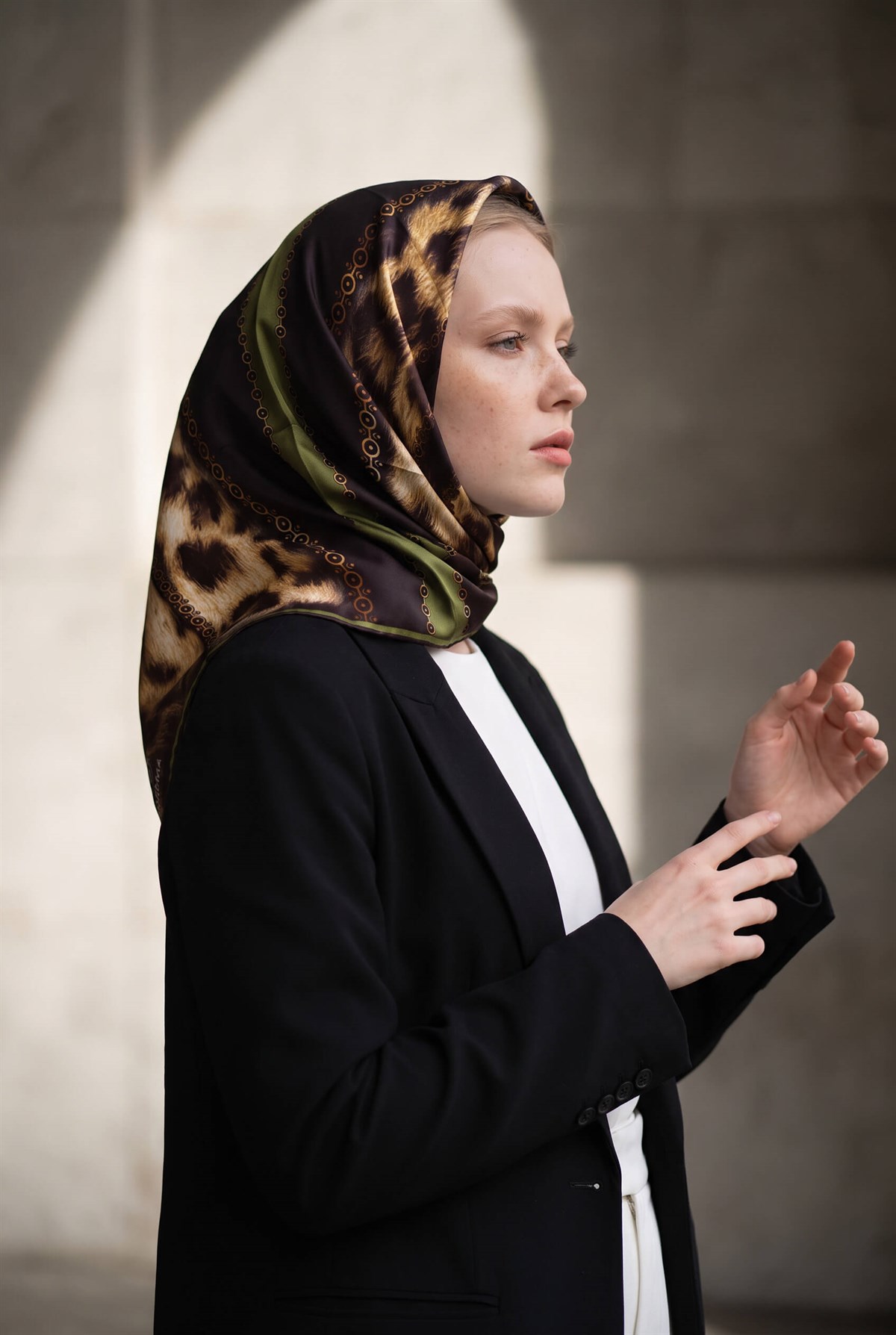 %100 Twill İpek Leopar Desenli Haki - Siyah Renkli 90x90 Eşarp Dikim Şekli : El Dikişi
