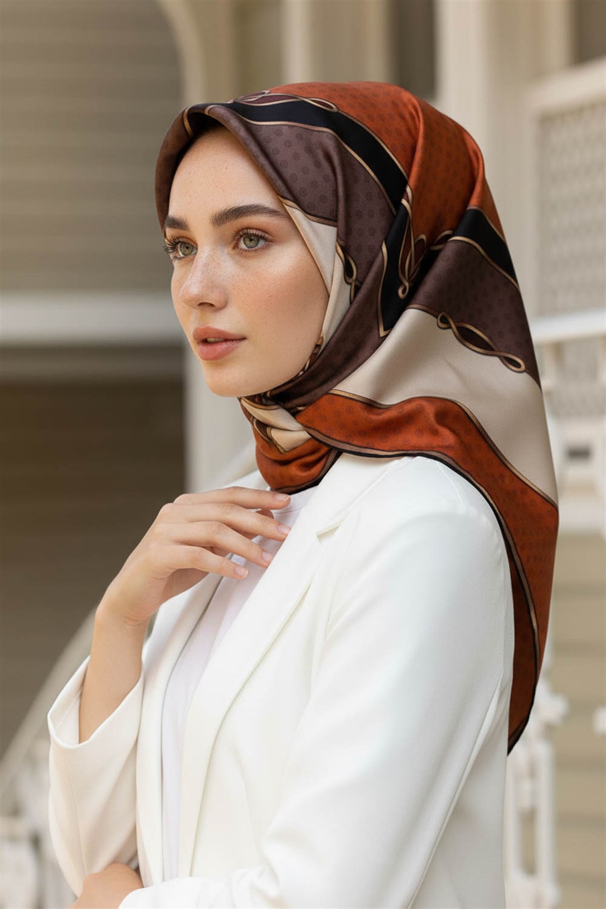 %100 Twill İpek Puantiyeli ve Geometrik Desenli Taba - Vizon Renkli 90x90 Eşarp Dikim Şekli : El Dikişi