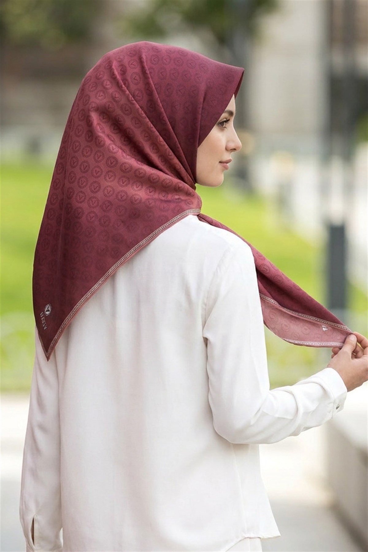 % 57 İPEK % 43 VİSKON Twill İpek Monogram Desenli Gül Kurusu - Gold Renkli 90x90 Eşarp Dikim Şekli : El Dikişi