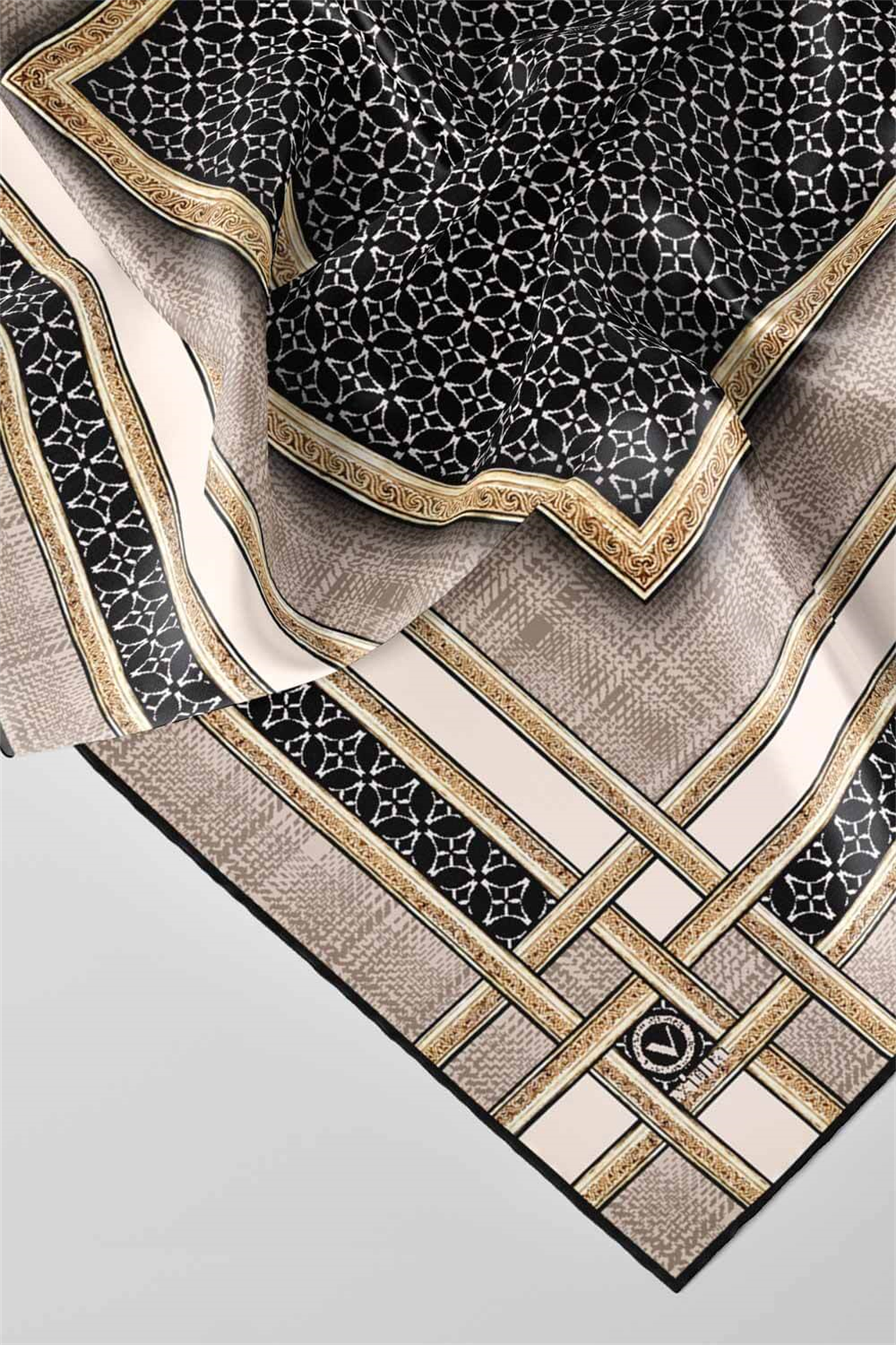 Twill Gold Bordürlü Geometrik Desenli Bej Renkli 90x90 Eşarp (İpek İçermez) Kenar Dikiş Şekli El Dikişli