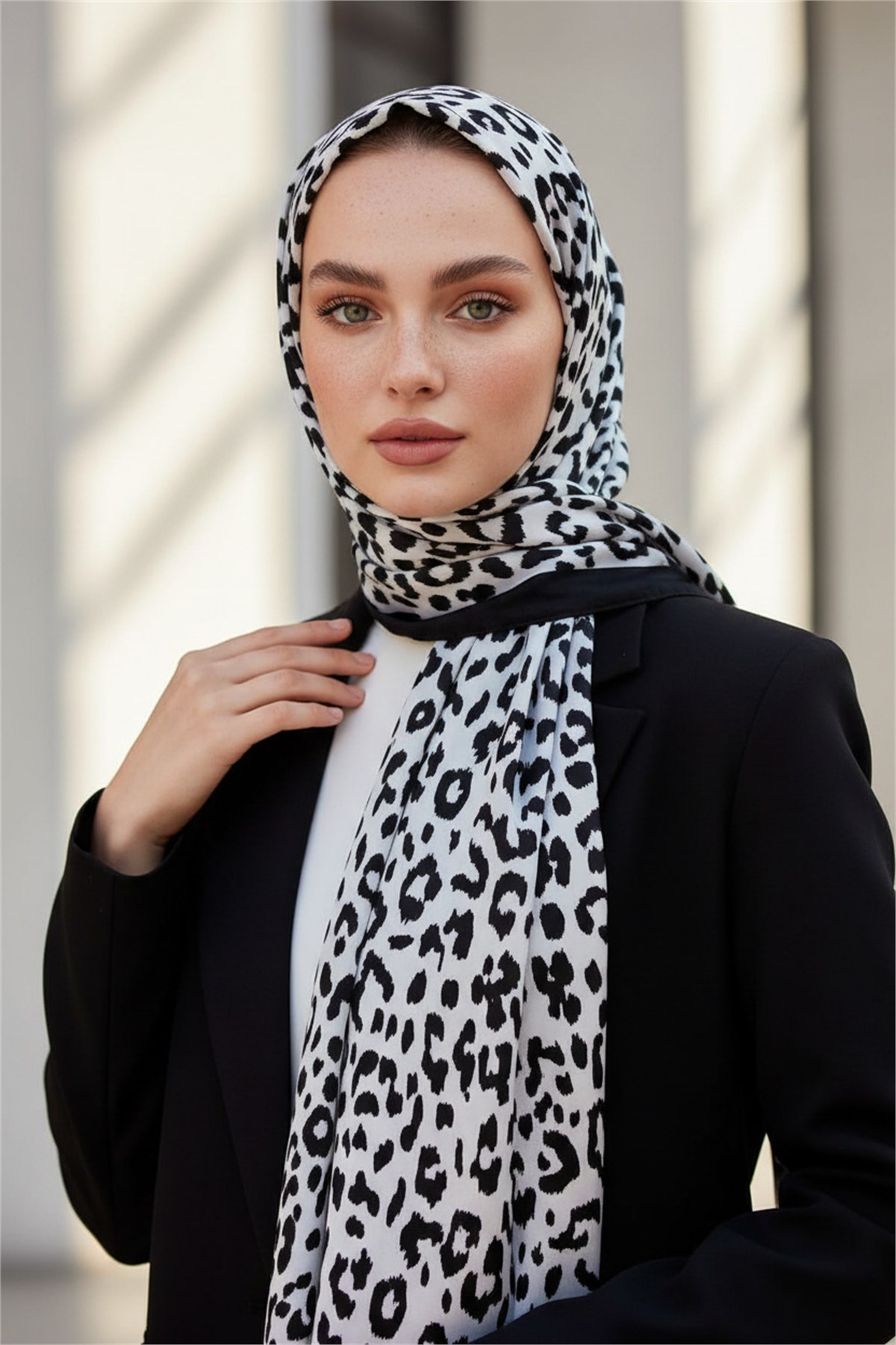 KREP GEOMETRİK DESENLİ SİYAH - BEYAZ RENKLİ 75X195 KIRIŞMAZ ŞAL