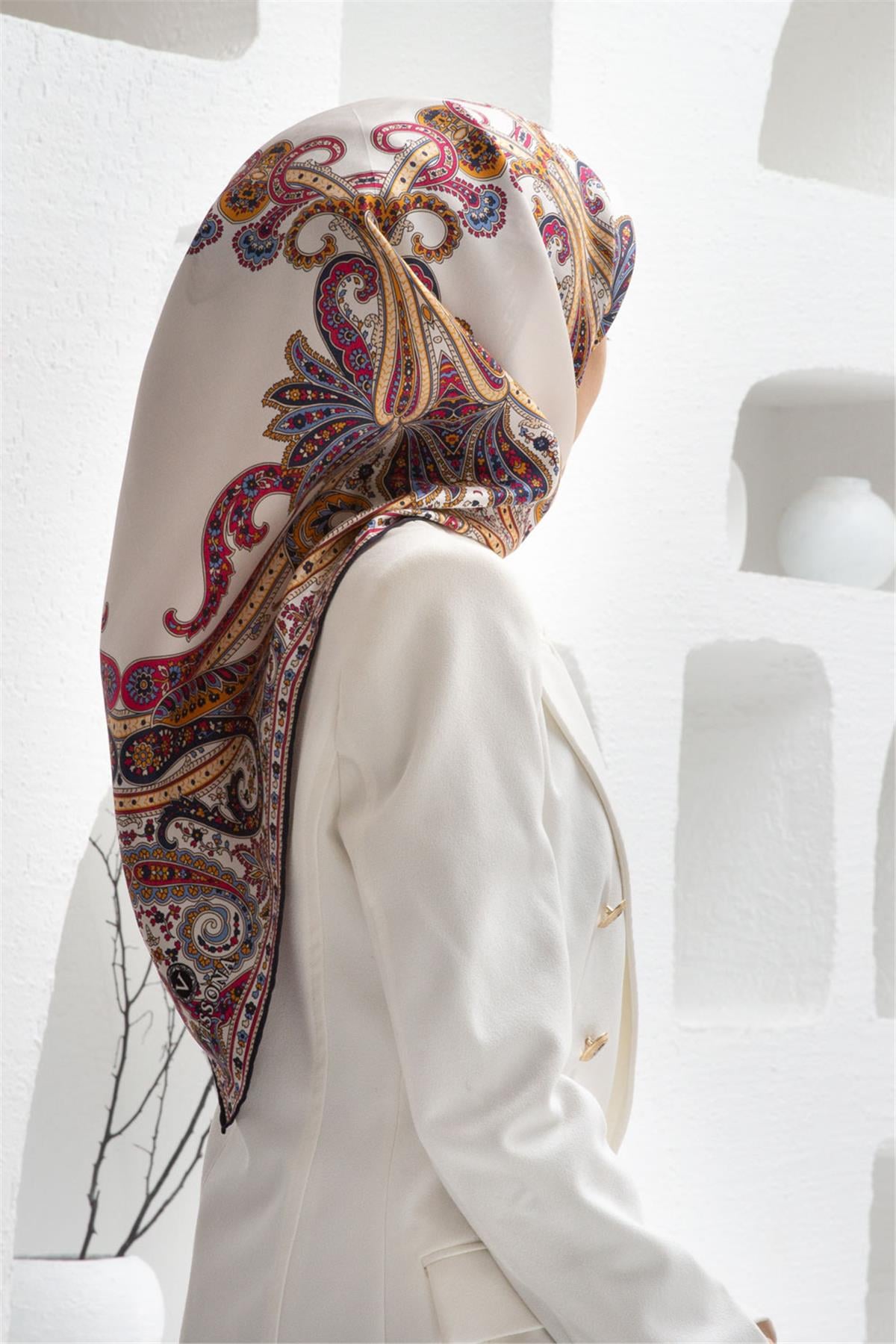 %100 Twill İpek Şal Desenli Lacivert - Gold Renkli 90x90 Eşarp Dikim Şekli : El Dikişi