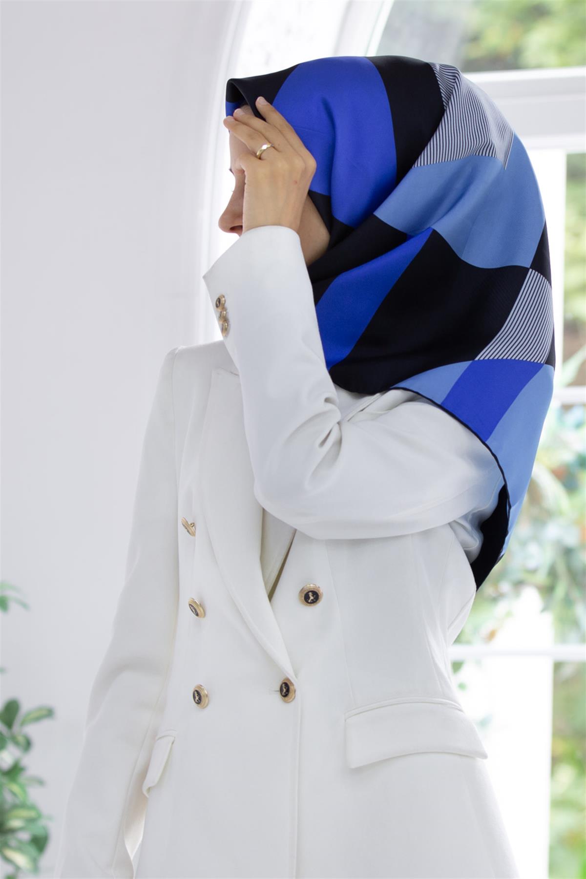 %100 Twill İpek Geometrik Çizgi Desenli Lacivert - Saks Renkli 90x90 Eşarp Kenar Dikiş Şekli El Dikişli