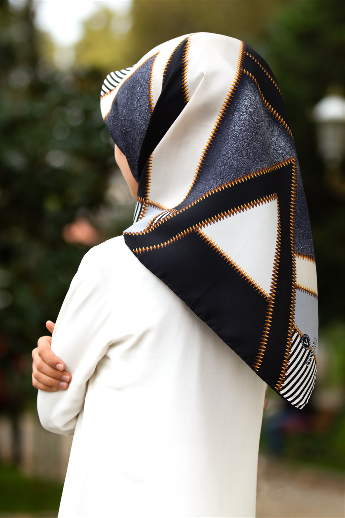 % 57 İPEK % 43 VİSKON Twill İpek Geometrik Desenli Gümüş - Siyah Renkli 90x90 Eşarp Dikim Şekli : El Dikişi