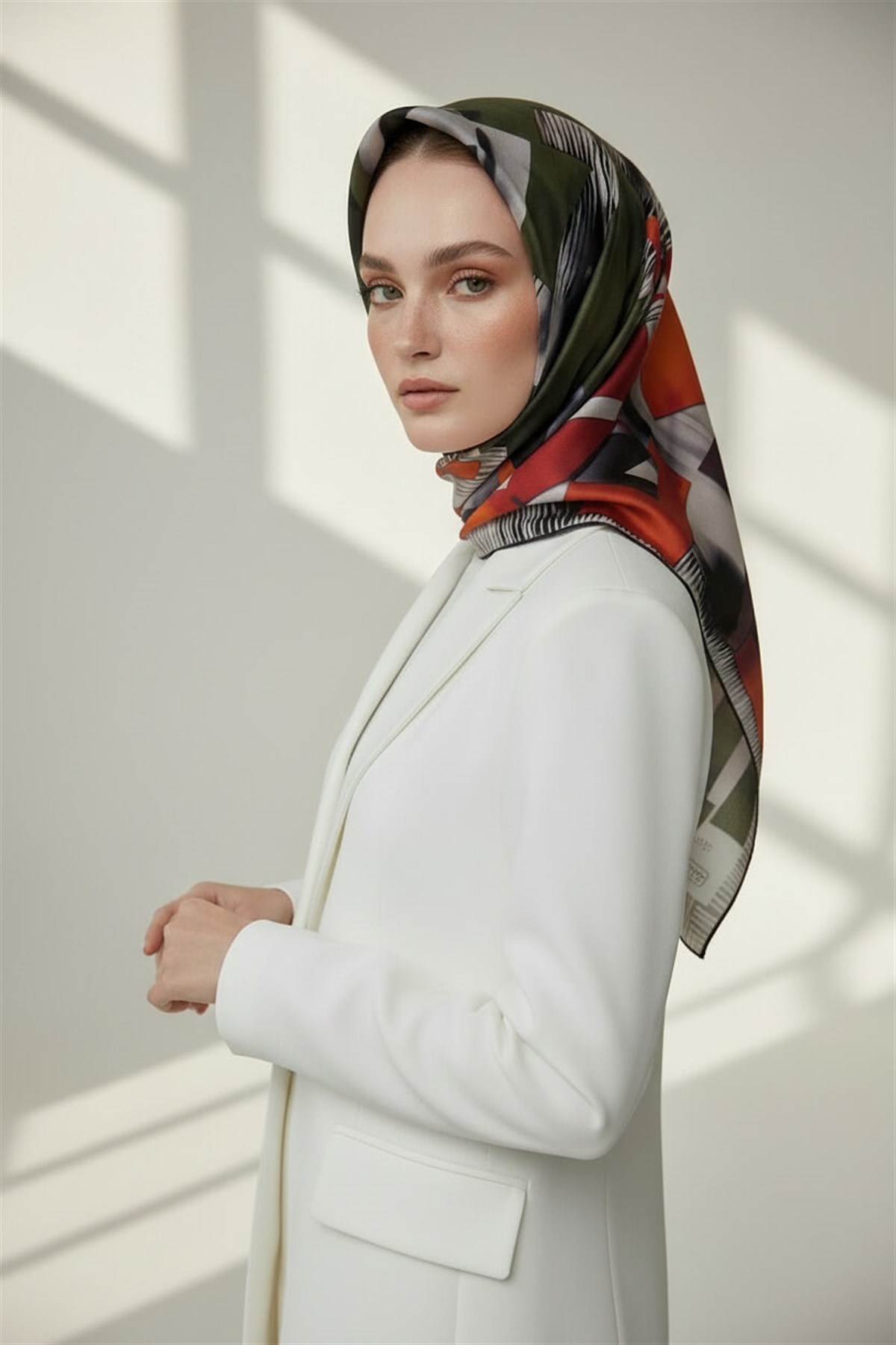 %100 Twill İpek Geometrik Desenli Turuncu - Zümrüt Yeşili Kabuğu Renkli 90x90 Eşarp Dikim Şekli : El Dikişi