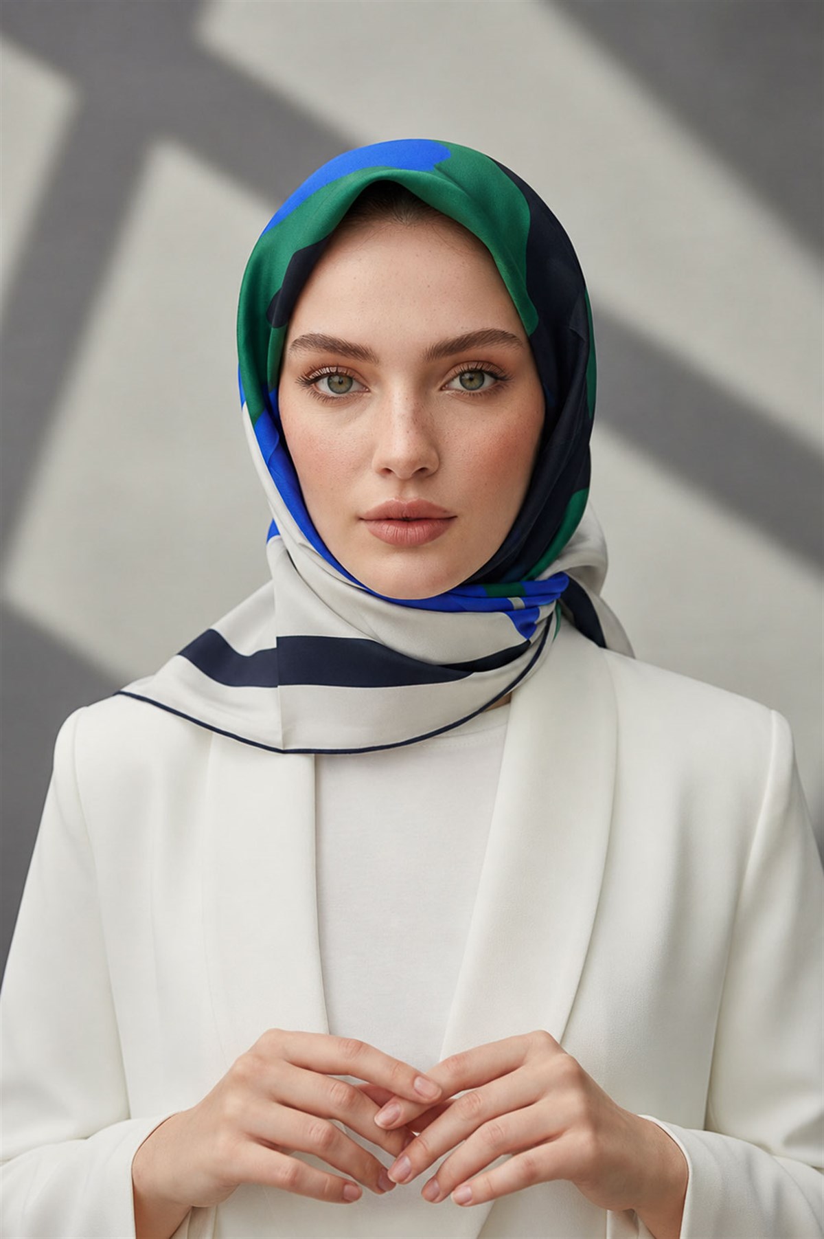 %100 Twill İpek Geometrik Desenli Lacivert - Çam Yeşili Renkli 90x90 Eşarp Dikim Şekli : El Dikişi