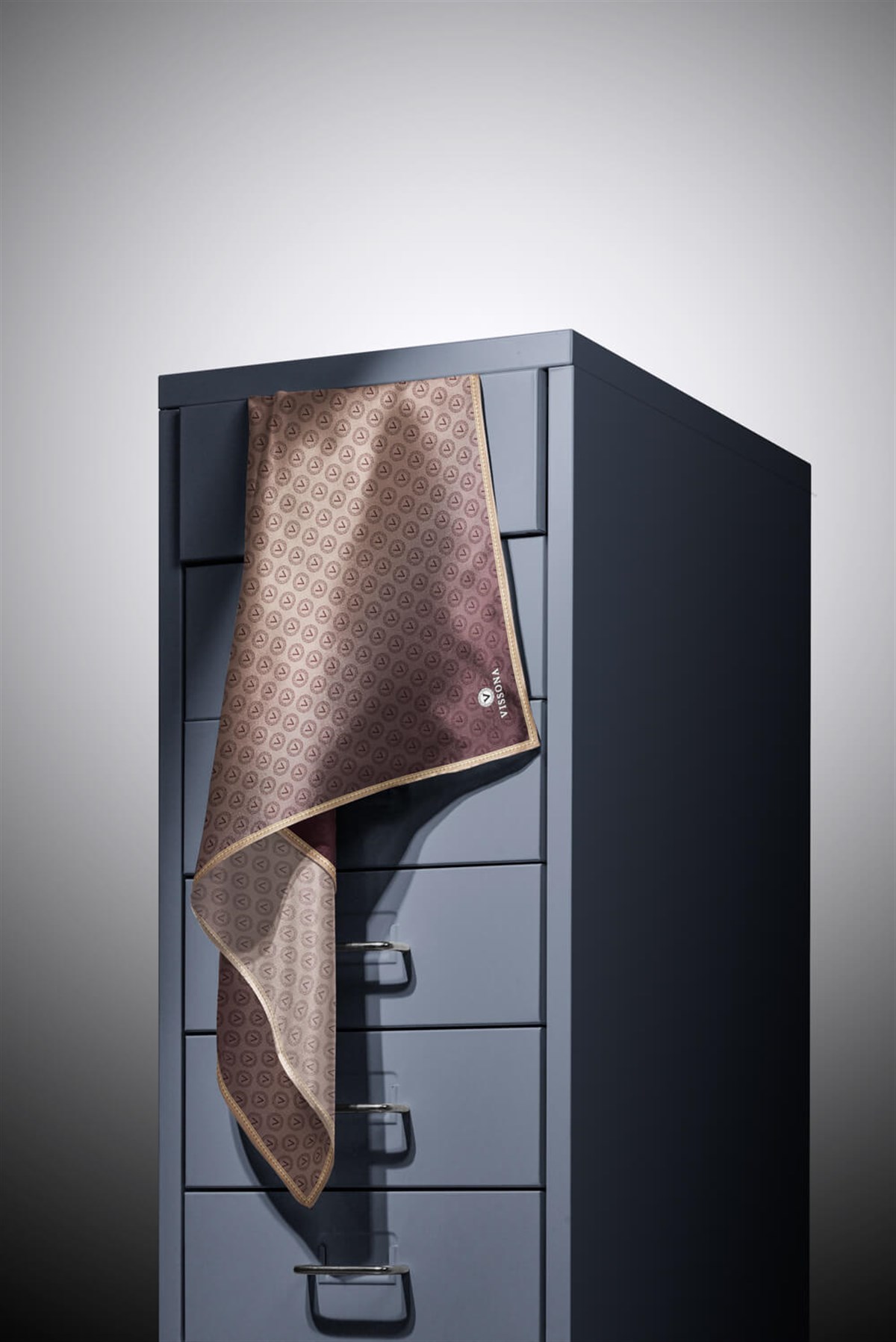 %100 Twill İpek Monogram Desenli Vizon - Bej Renkli 90x90 Eşarp Dikim Şekli : El Dikişi