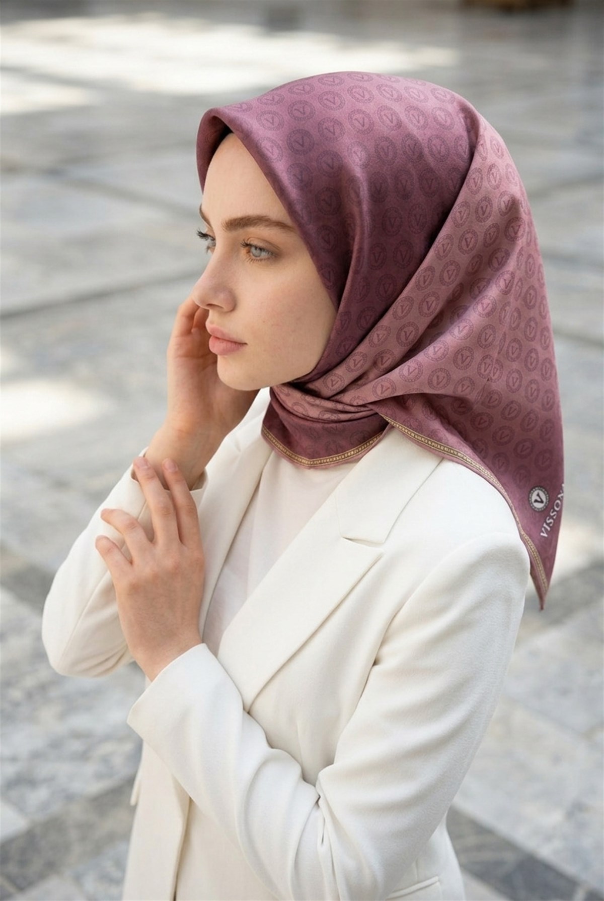 %100 Twill İpek Monogram Desenli Gül Kurusu Renkli 90x90 Eşarp Dikim Şekli : El Dikişi