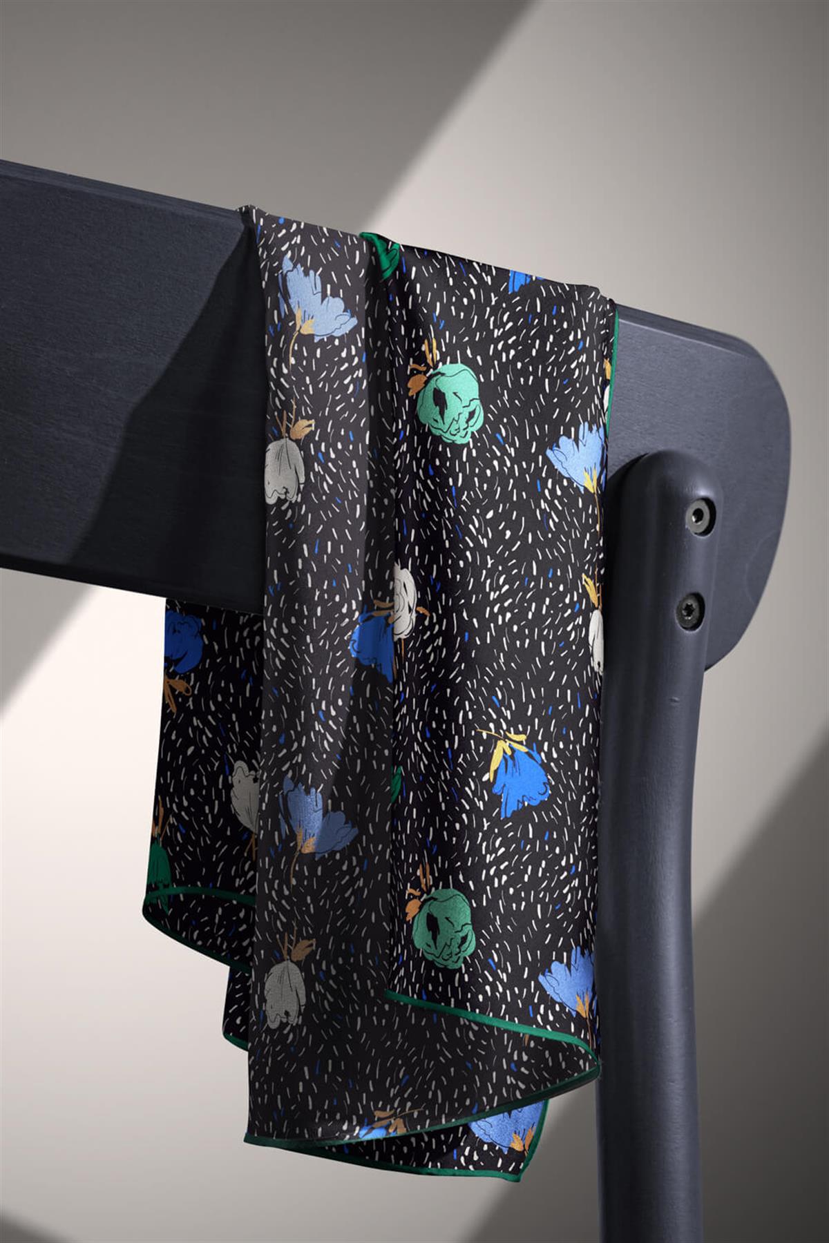 %100 Twill İpek Çıtır Çiçek Desenli Zümrüt Yeşili - Saks Renkli 90x90 Eşarp Dikim Şekli : El Dikişi