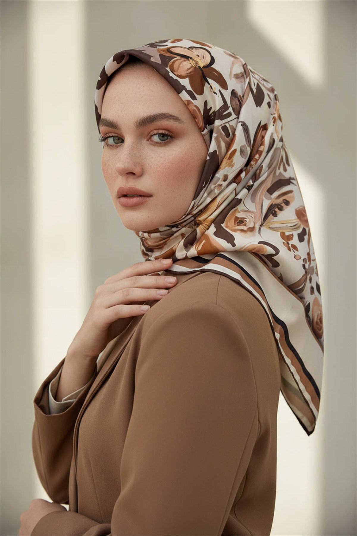 Rayon Çiçek Desenli Bej Renkli 90x90 Dikim Şekli : El Dikişi Eşarp (İpek İçermez)
