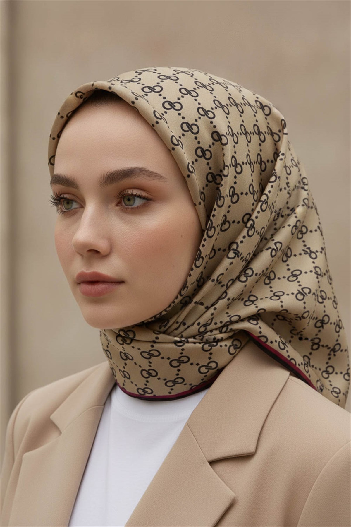%100 Twill İpek Geometrik Desenli Siyah - Bej Renkli 90x90 Eşarp Dikim Şekli : El Dikişi
