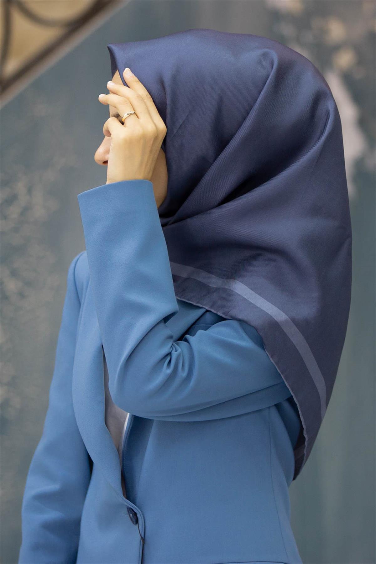 100% Twill İpek Düz Renk Bordür Desenli Gri Renkli Daha Tok Exclusive Serisi 90x90 Dikim Şekli : El Dikişi Eşarp