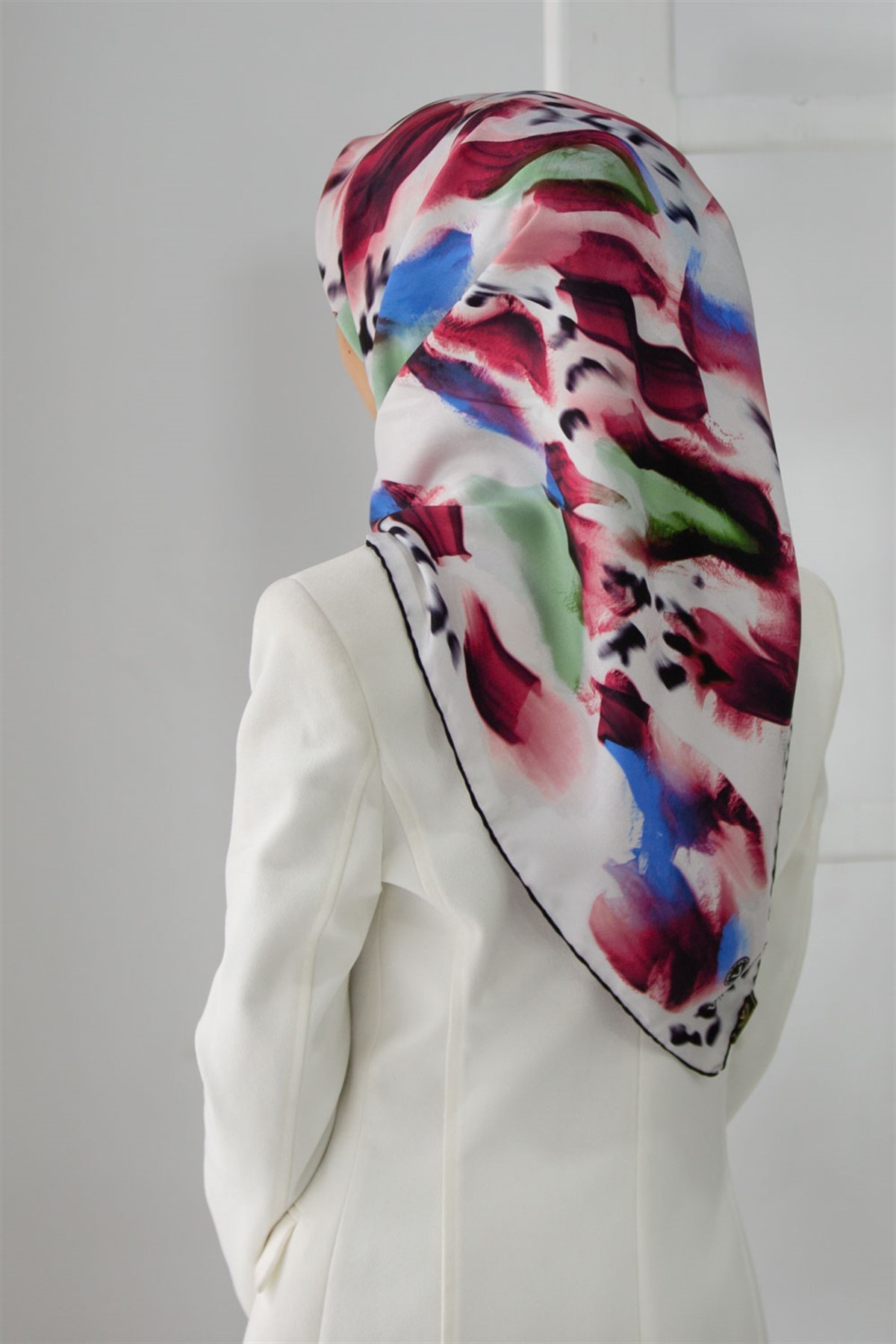 %100 Twill İpek Batik Desenli Bordo - Saks Renkli 90x90 Eşarp Dikim Şekli : El Dikişi