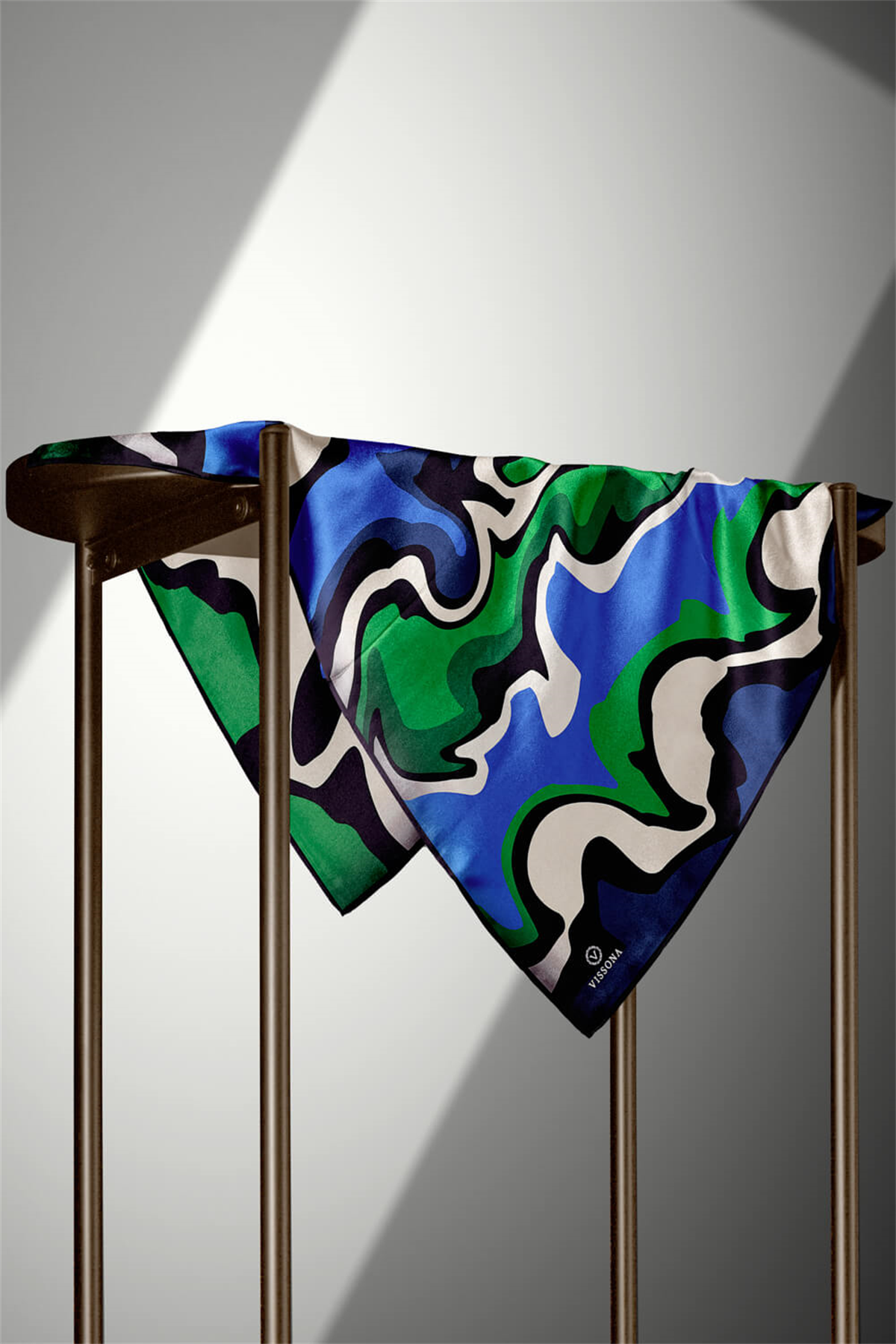 % 57 İPEK % 43 VİSKON Twill İpek Dalga Desenli Saks - Zümrüt Yeşili Renkli 90x90 Dikim Şekli : El Dikişi Eşarp