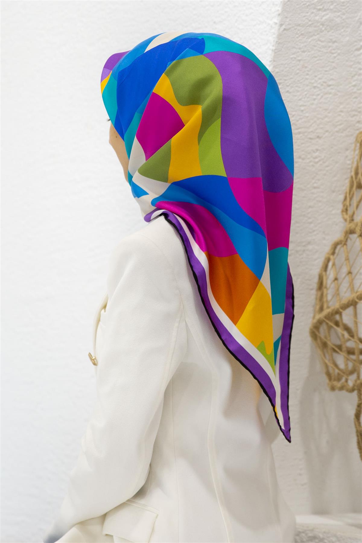 %100 Twill İpek Geometrik Desenli Mor - Saks Renkli 90x90 Eşarp Dikim Şekli : El Dikişi