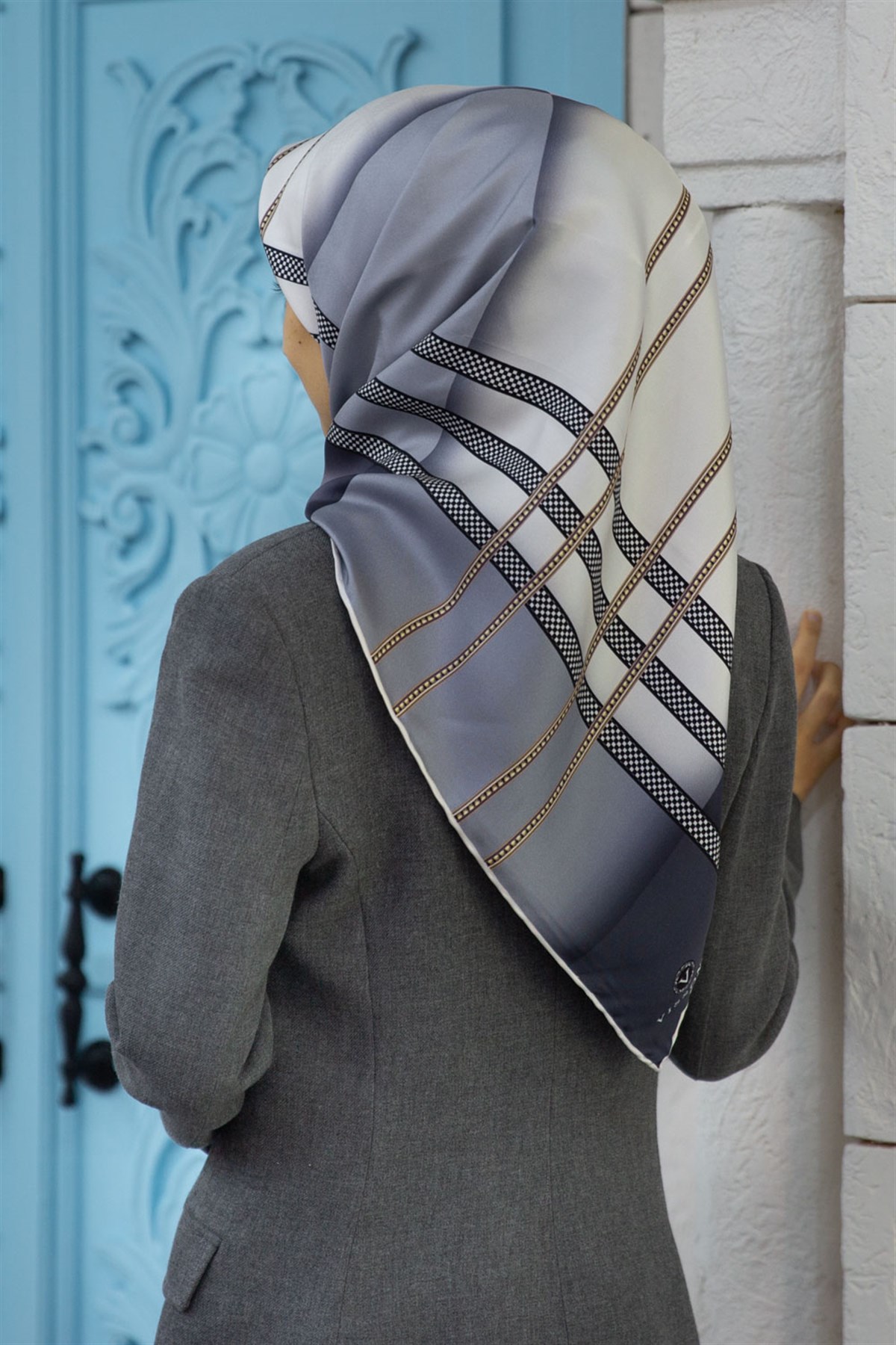%100 Twill İpek Geometrik Desenli Gri - Bej Renkli Renkli 90x90 Eşarp Dikim Şekli : El Dikişi
