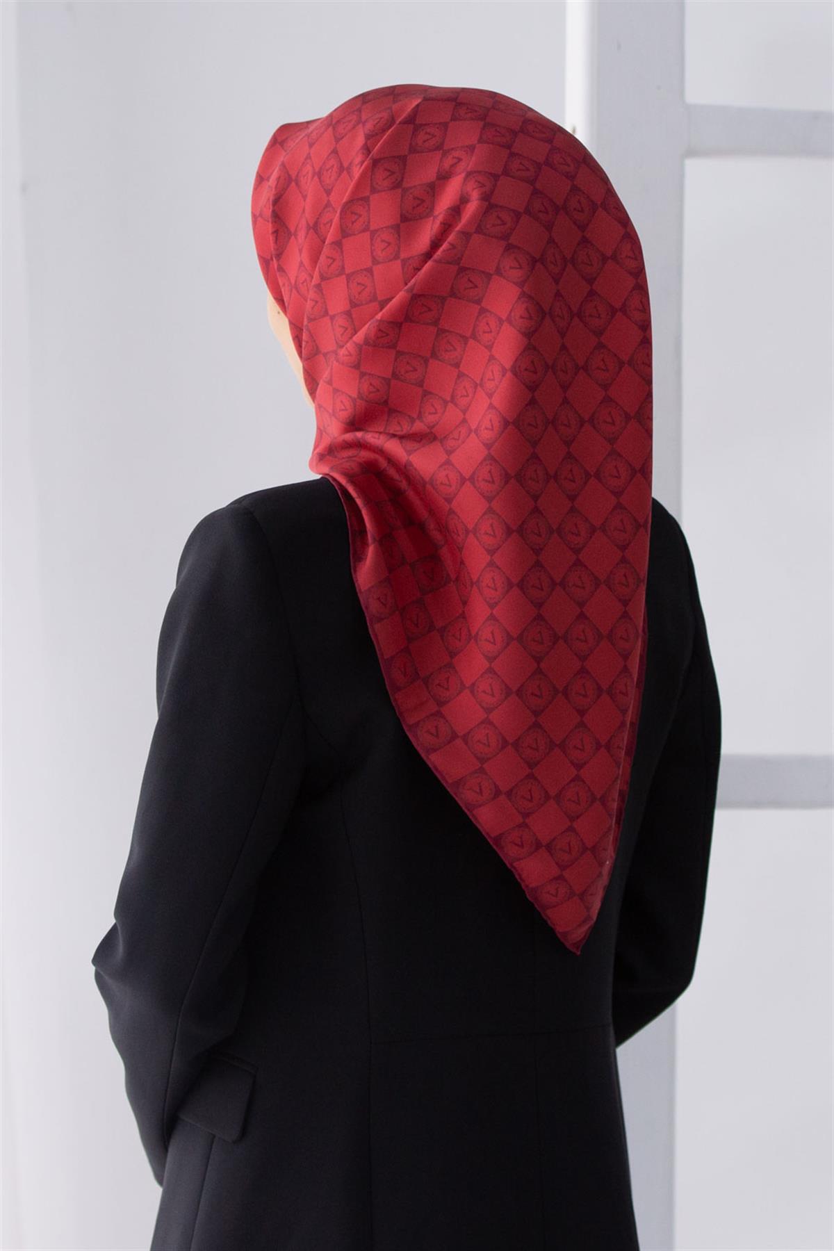 %100 Twill İpek Monogram Desenli Bordo Renkli 90x90 Eşarp Dikim Şekli : El Dikişi