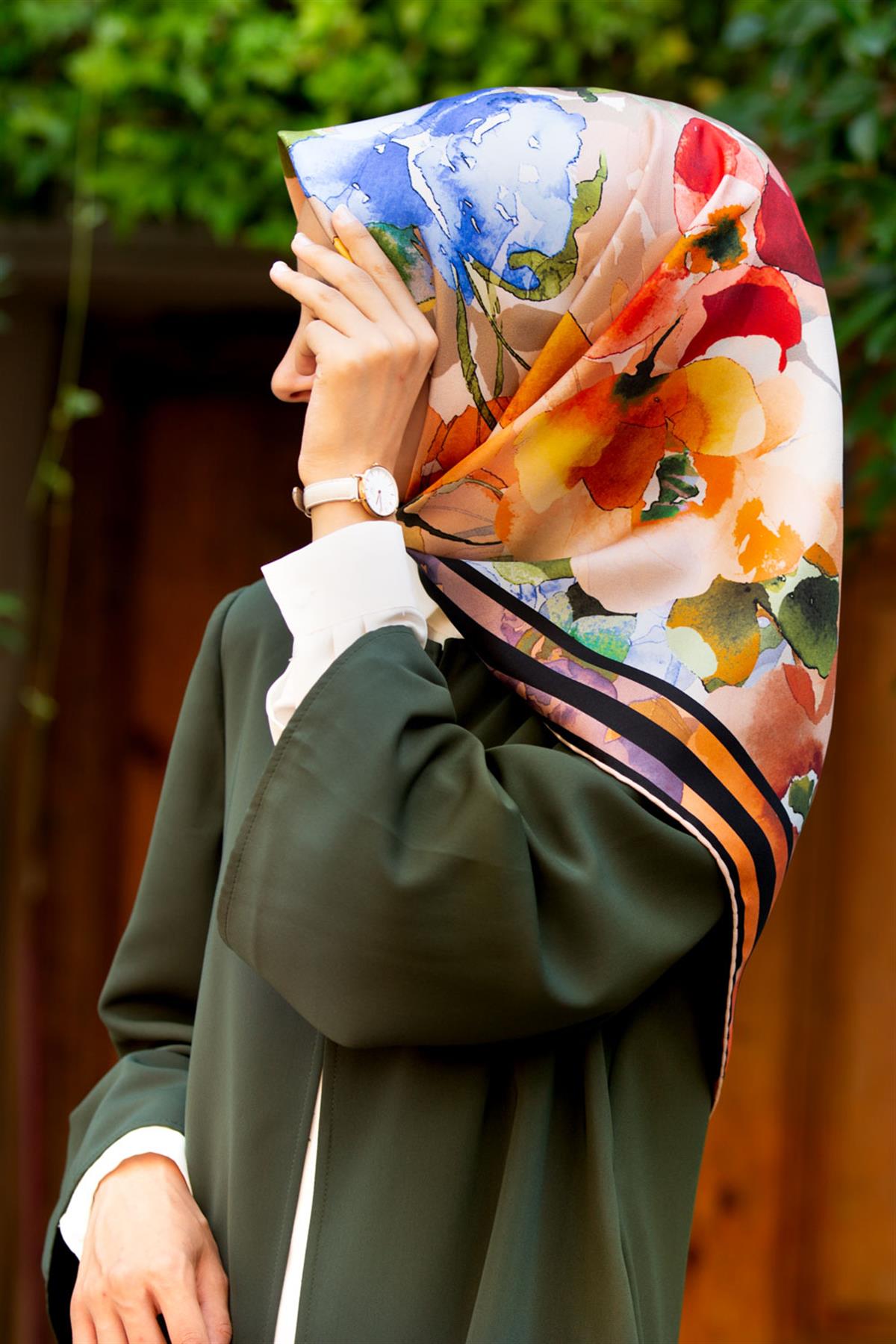 %100 Twill İpek Sulu Boyalı Çiçek Desenli Somon - Kırmızı Renkli 90x90 Eşarp Dikim Şekli : El Dikişi