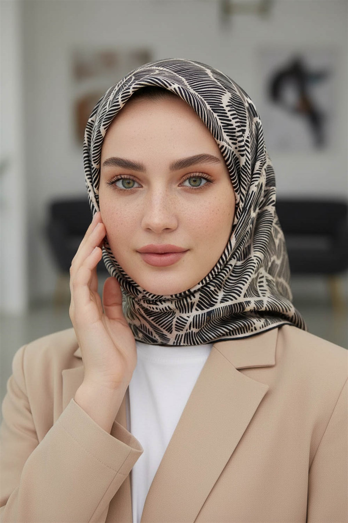 %100 Twill İpek Geometrik Desenli Siyah - Krem Renkli 90x90 Eşarp Dikim Şekli : El Dikişi