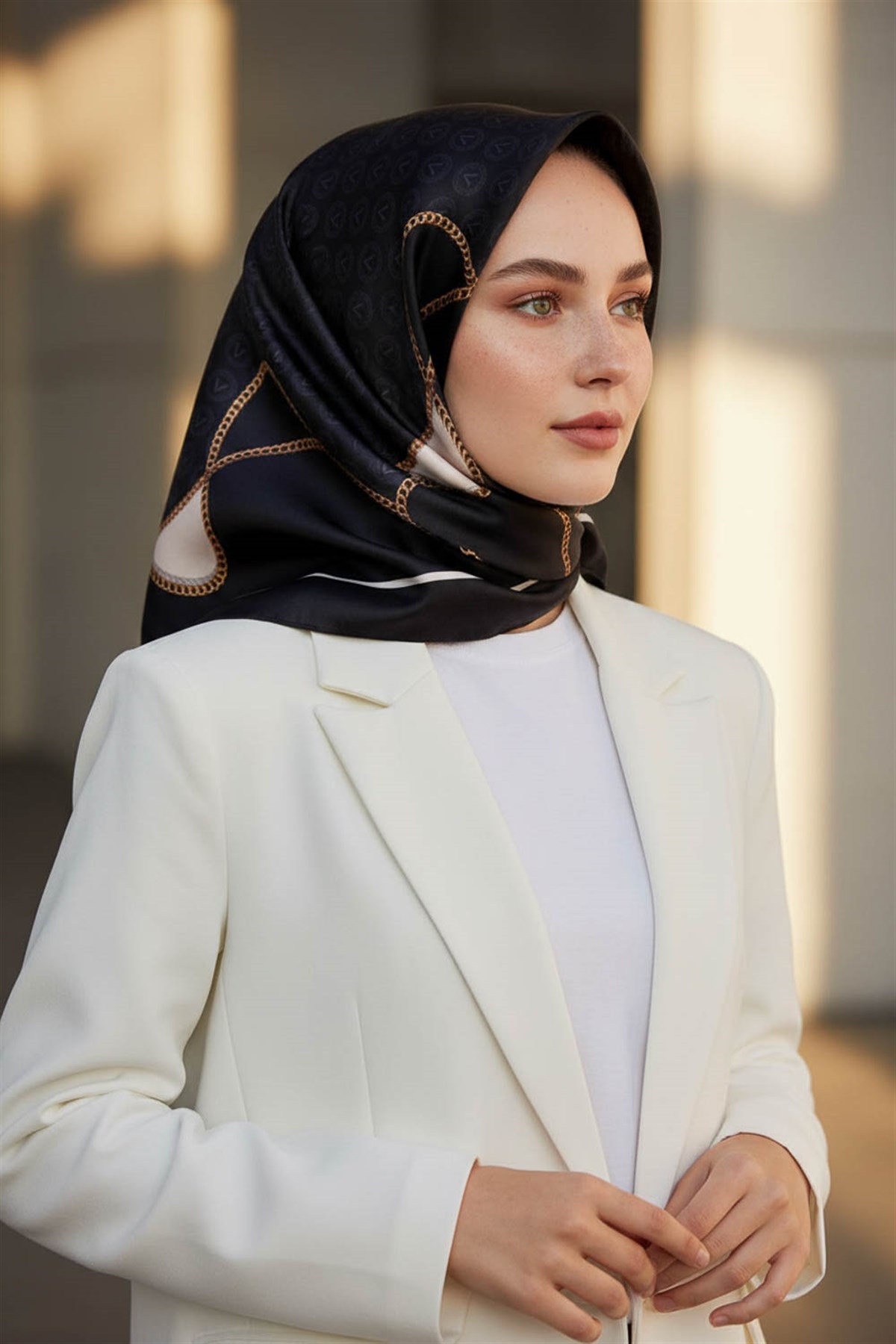 %100 Twill İpek Zincirli Ve Monogram Desenli Siyah - Krem Renkli 90x90 Eşarp Dikim Şekli : El Dikişi