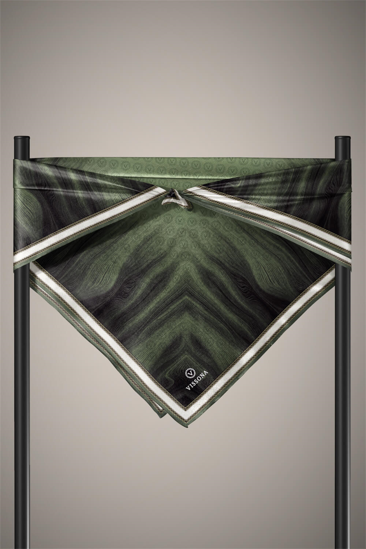 100% Twill İpek Monogram Desenli Haki Renkli 90x90 Dikim Şekli : El Dikişi Eşarp