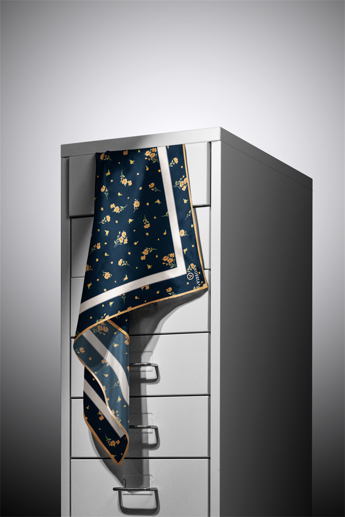 % 57 İPEK % 43 VİSKON Twill İpek Çıtır Çiçek Desenli Lacivert - Gold Renkli 90x90 Eşarp Dikim Şekli : El Dikişi