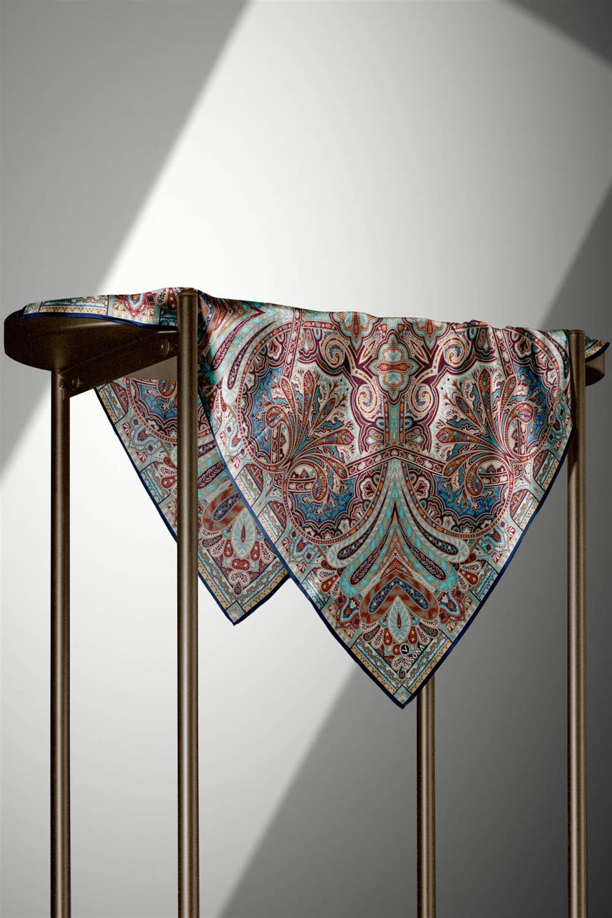 100% Twill İpek Etnik Desenli Lacivert Renkli 90x90 Dikim Şekli : El Dikişi Eşarp