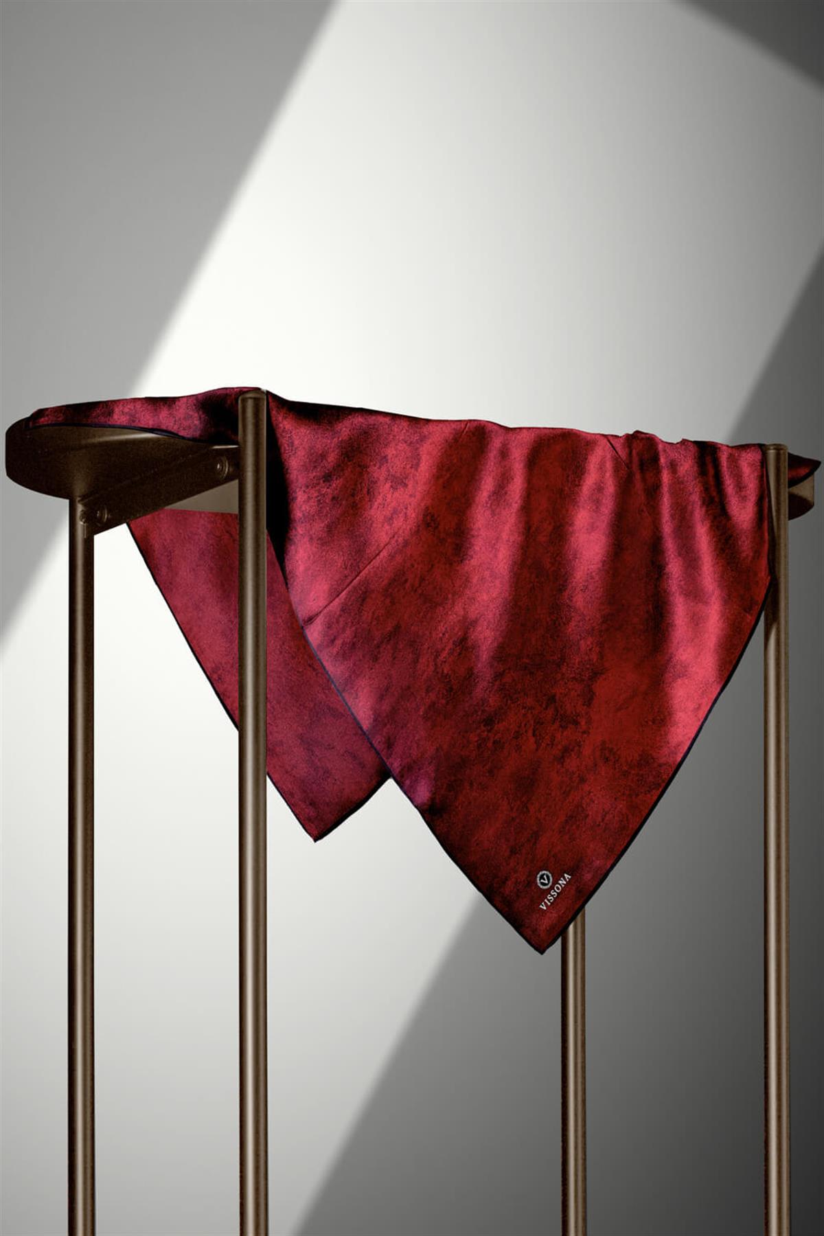 % 57 İPEK % 43 VİSKON Twill İpek Doku Desenli Bordo Renkli 90x90 Eşarp Dikim Şekli : El Dikişi