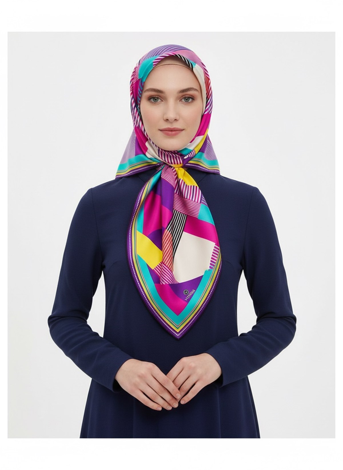 %100 Twill İpek Geometrik Desenli Fuşya - Mor Renkli 90x90 Eşarp Dikim Şekli : El Dikişi