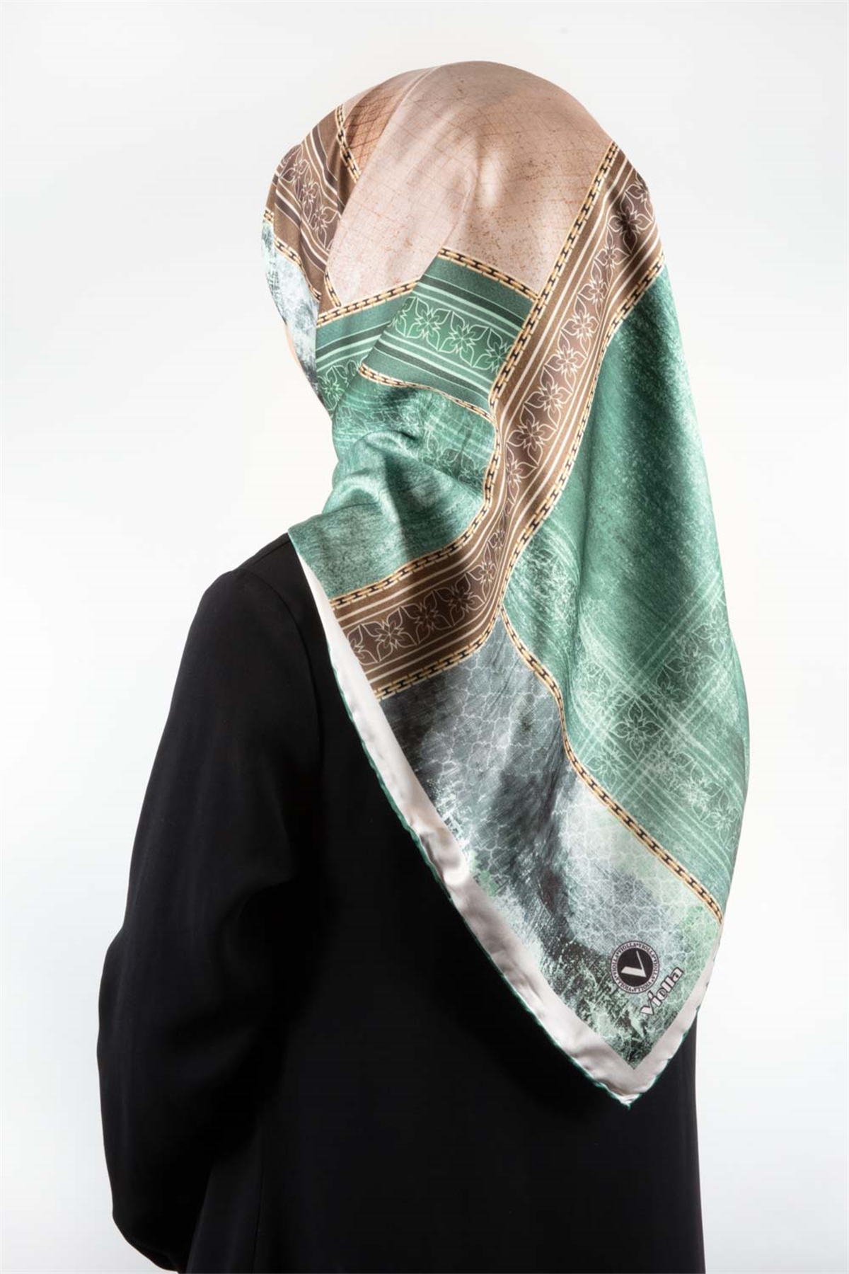 Twill Dokulu Ve Geometrik Desenli Petrol Yeşili Renkli 90x90 Eşarp (İpek İçermez) Dikim Şekli : El Dikişi