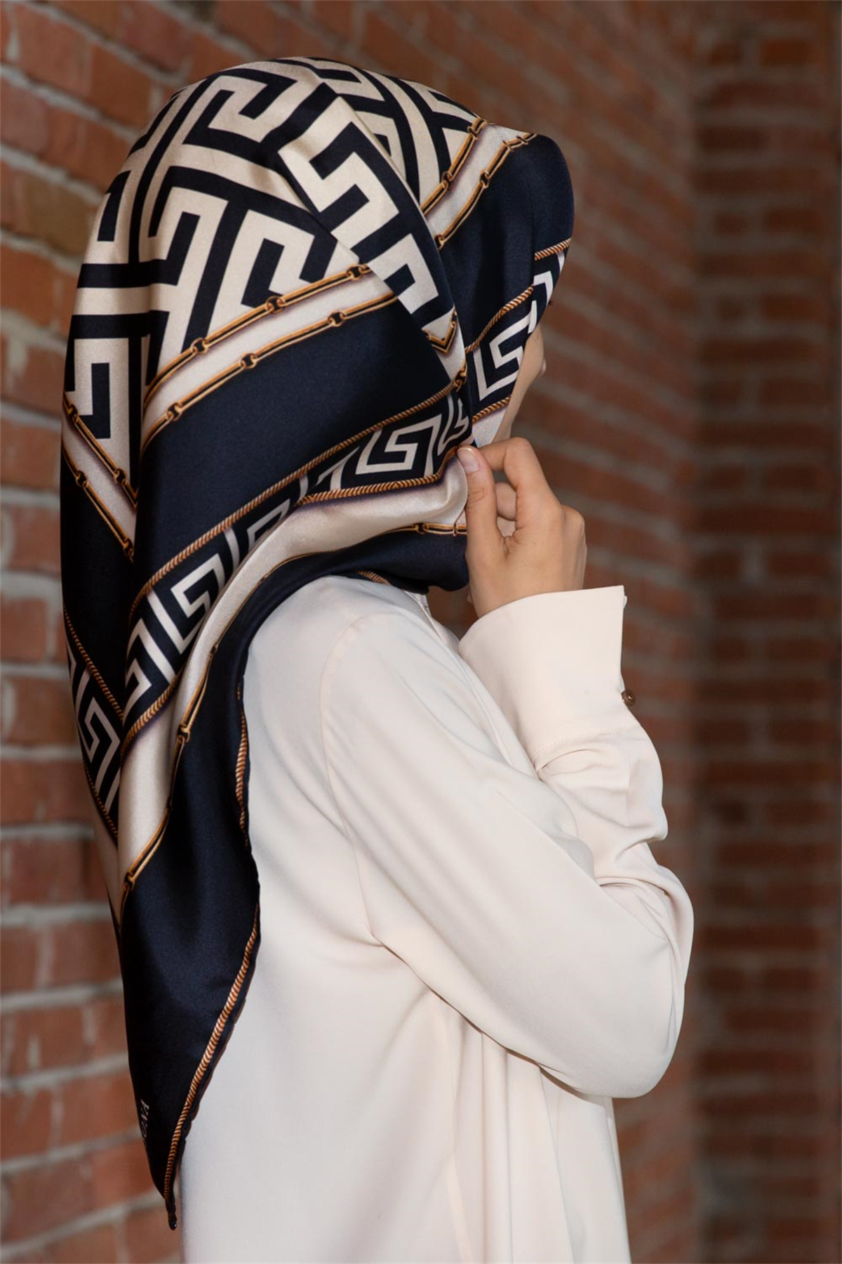 %100 Twill İpek Labirent Ve Geometrik Desenli Lacivert - Krem Renkli 90x90 Eşarp Dikim Şekli : El Dikişi