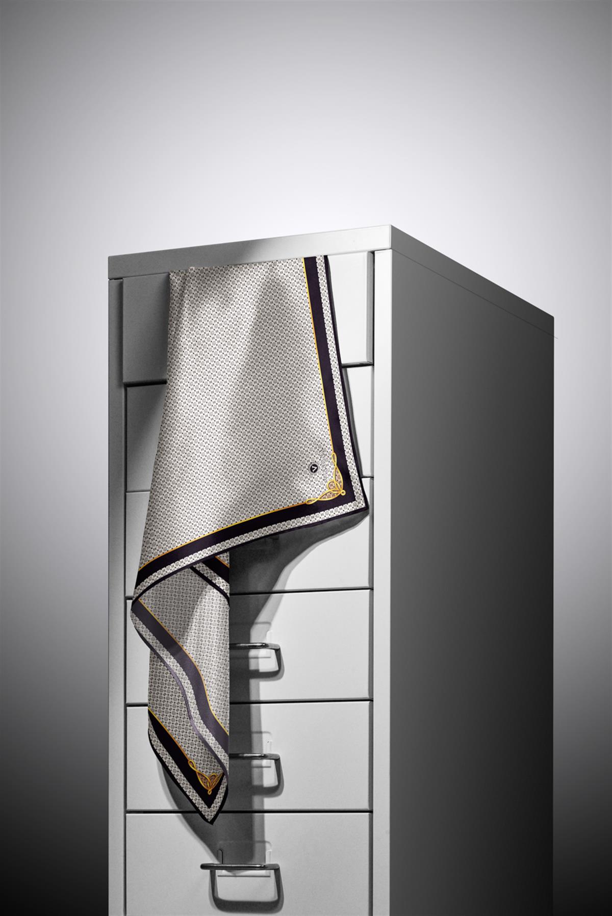 %100 Twill İpek Minik Motif Desenli Krem - Siyah Renkli 90x90 Eşarp Dikim Şekli : El Dikişi
