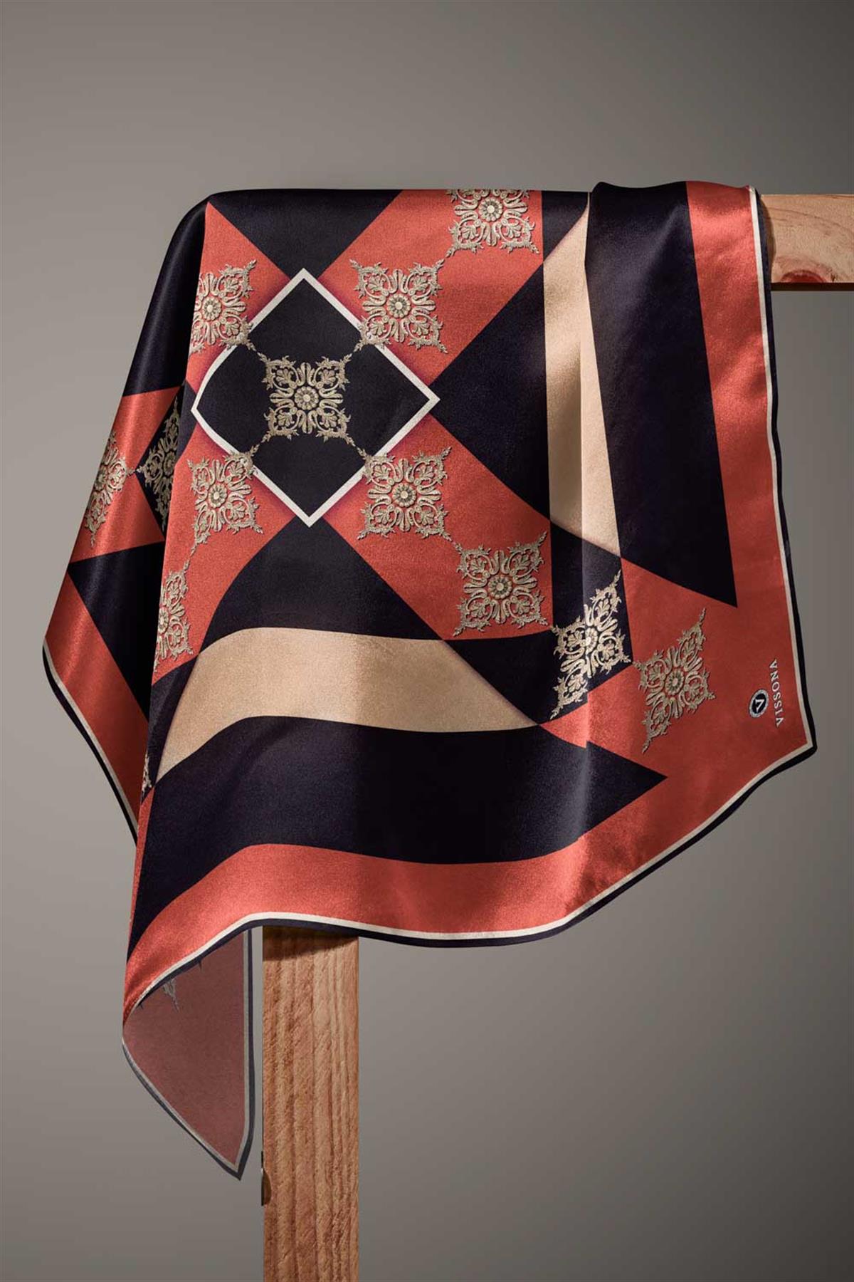 %100 Twill İpek Geometrik ve Barok Desenli Taba - Siyah Renkli 90x90 Eşarp Dikim Şekli : El Dikişi