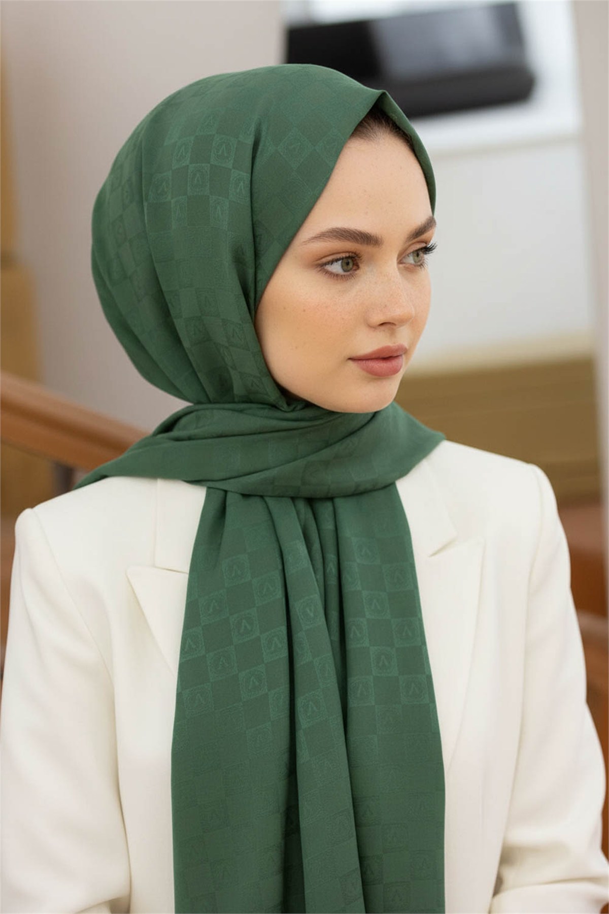 Vissona %57 İPEK %43 PAMUK Monogram Desenli Zümrüt Yeşili Renkli Şal -  70x190 Dikiş Tipi İtalyan Dikişli