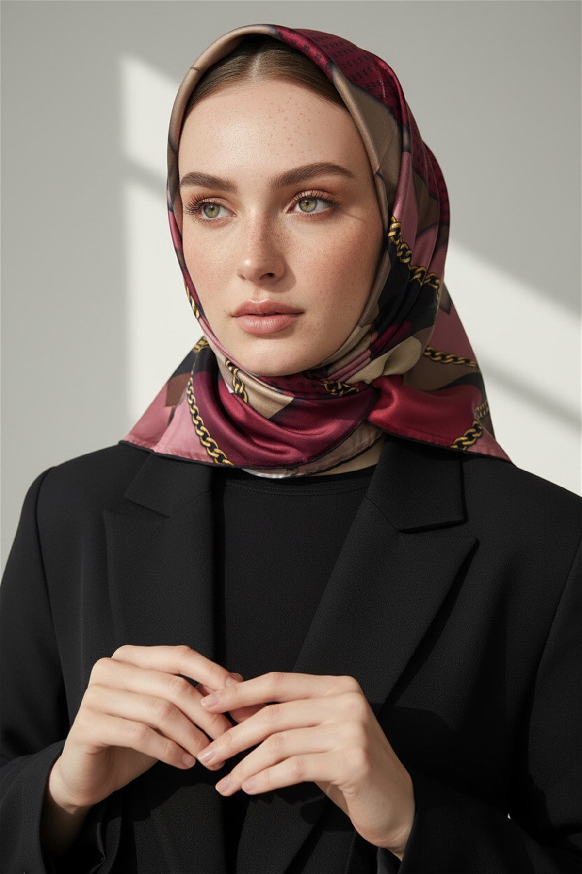 %100 Twill İpek Geometrik Desenli Bordo - Bej Renkli 90x90 Eşarp Dikim Şekli : El Dikişi