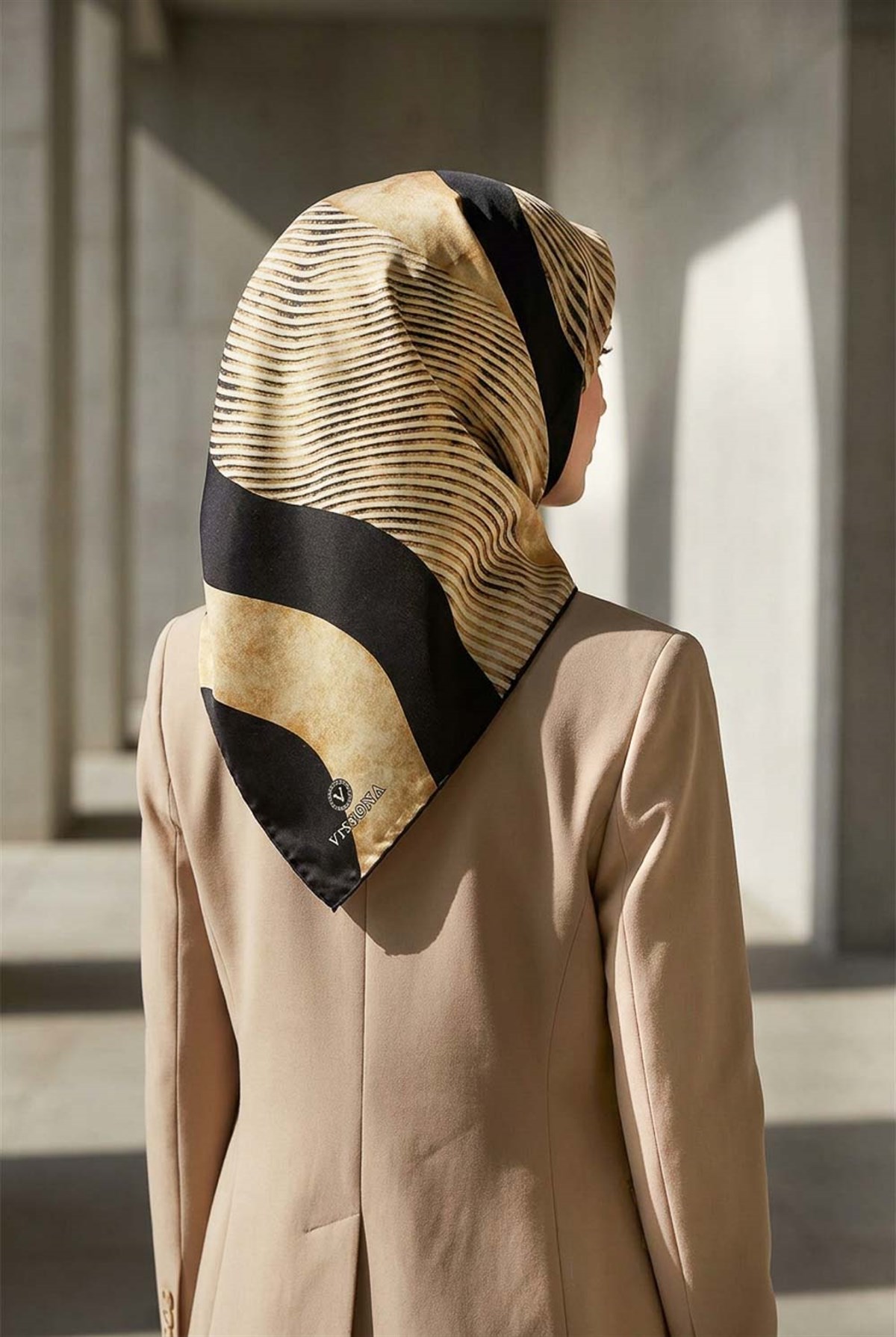 %100 Twill İpek Leopar Ve Geometrik Desenli Hardal Renkli 90x90 Eşarp Dikim Şekli : El Dikişi