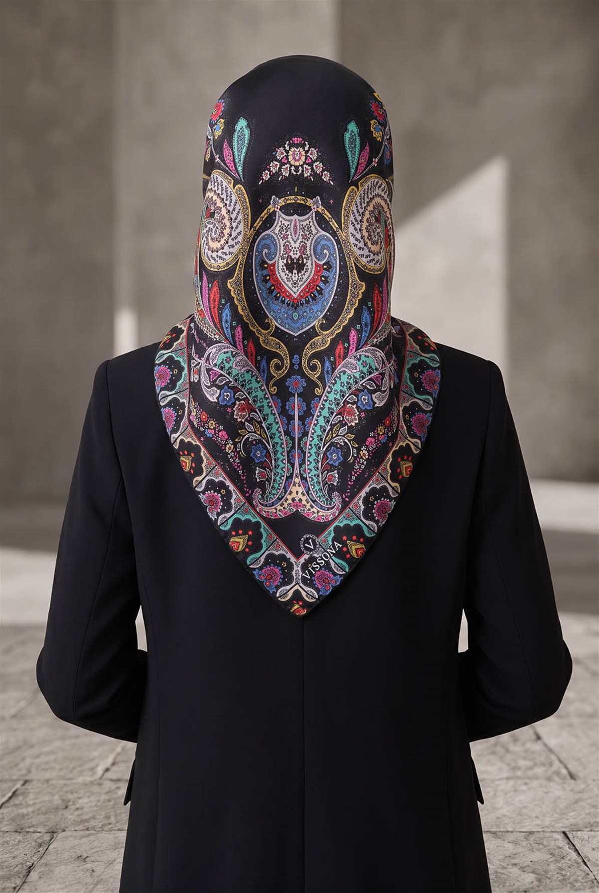 100% Twill İpek Etnik Desenli Siyah - Fuşya Renkli 90x90 Dikim Şekli : El Dikişi Eşarp
