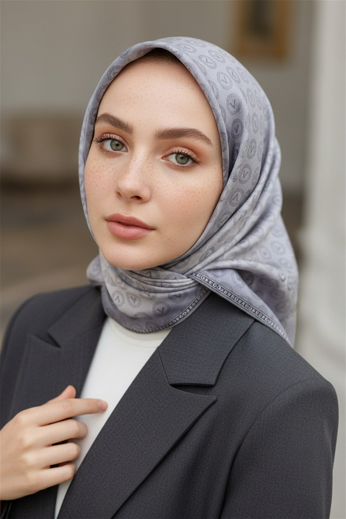 % 57 İPEK % 43 VİSKON Twill İpek Monogram Desenli Gümüş - Füme Renkli 90x90 Eşarp Dikim Şekli : El Dikişi