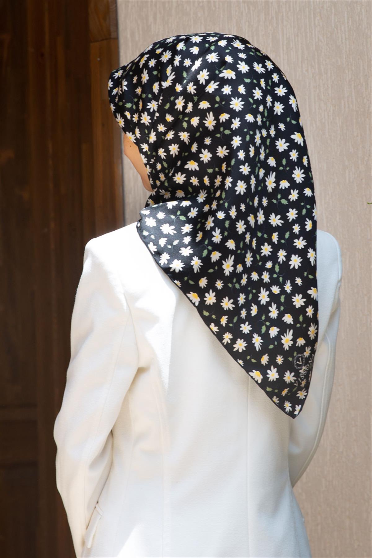 %100 Twill İpek Papatya Desenli Siyah Renkli 90x90 Eşarp Dikim Şekli : El Dikişi