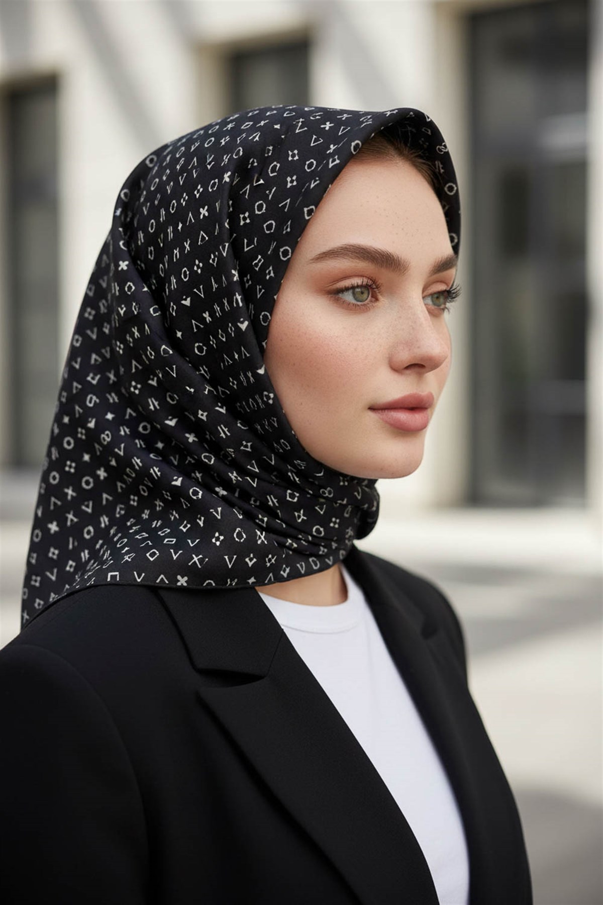 %100 Twill İpek Çıtır Motif Desenli Siyah - Krem Renkli 90x90 Eşarp Dikim Şekli : El Dikişi